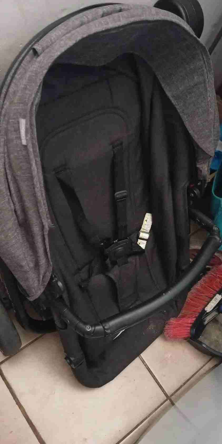 Coche de bebé negro bebesit - miniatura 2