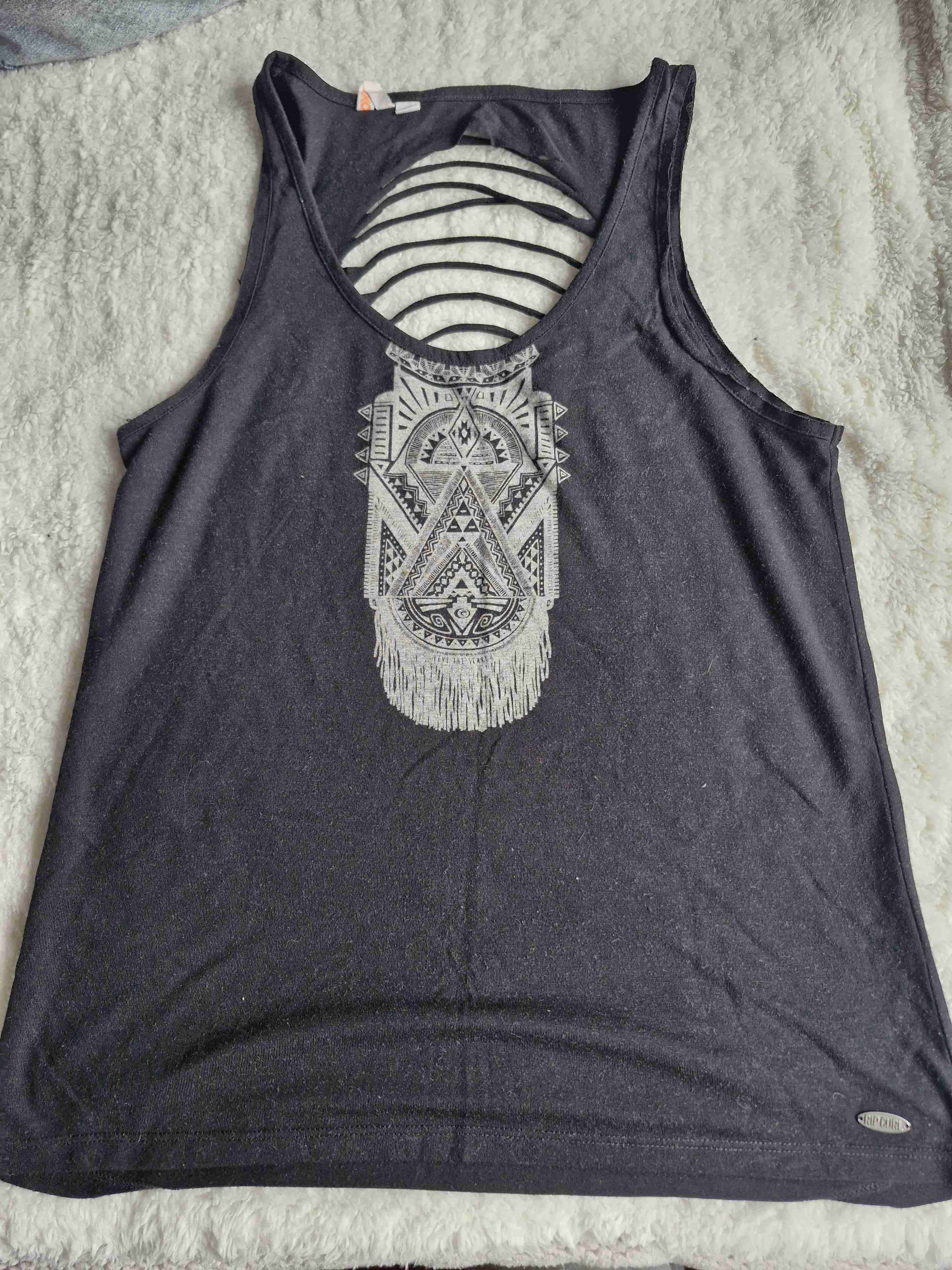 Polera sin mangas con diseño tribal