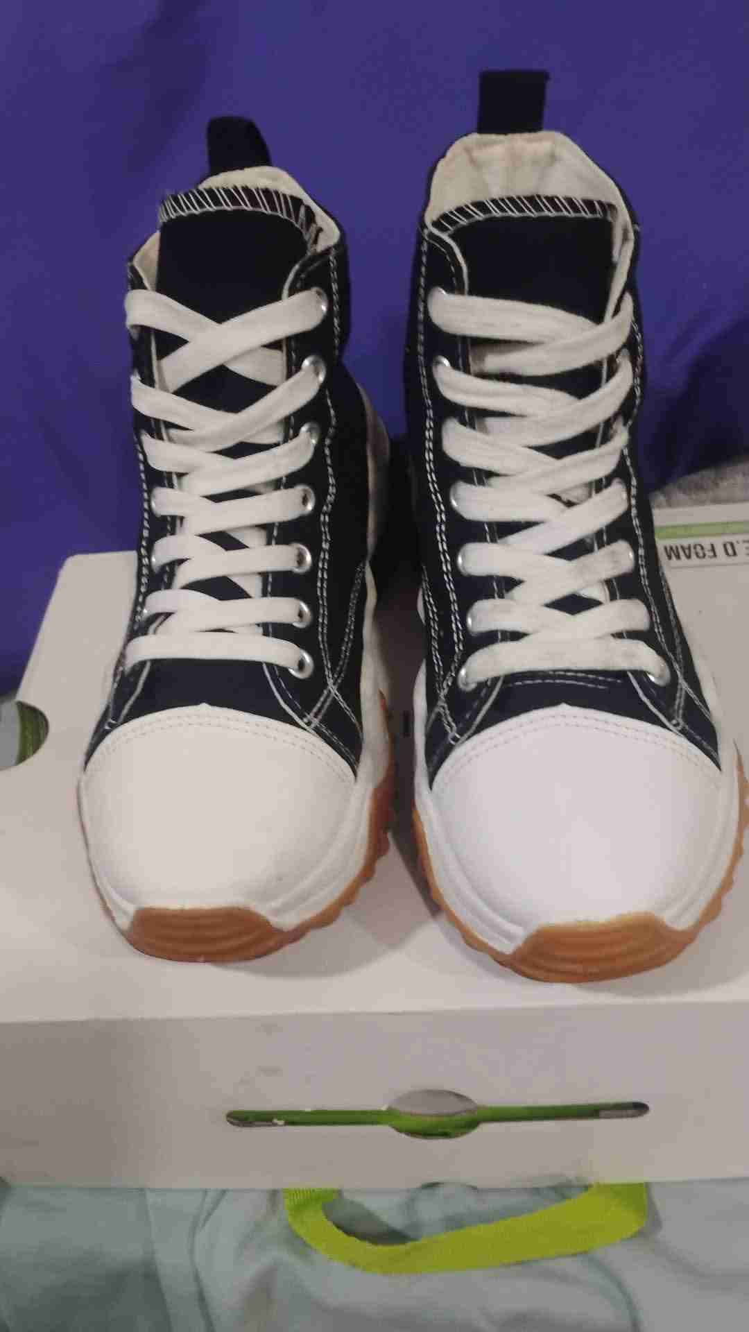 Zapatillas deportivas blancas y negras