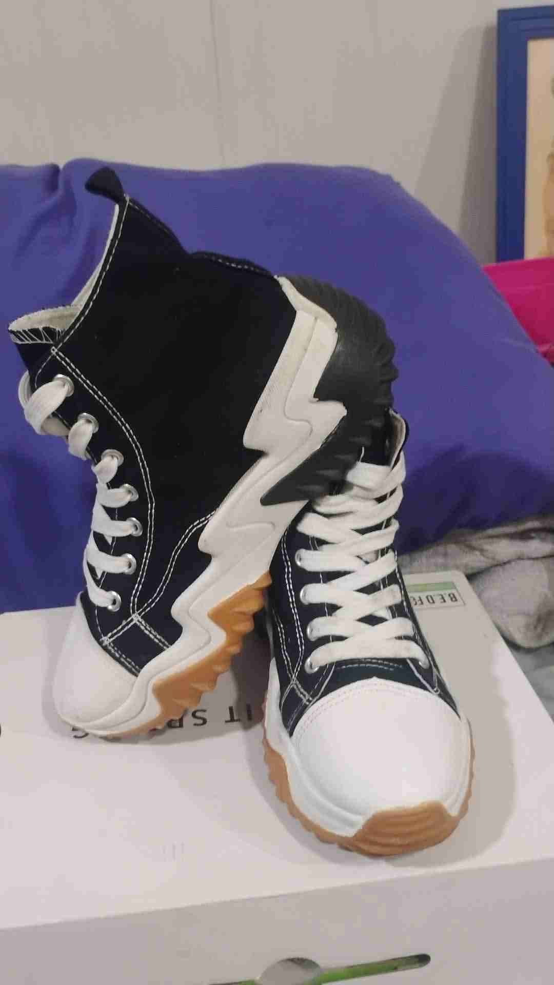 Zapatillas deportivas blancas y negras - miniatura 2