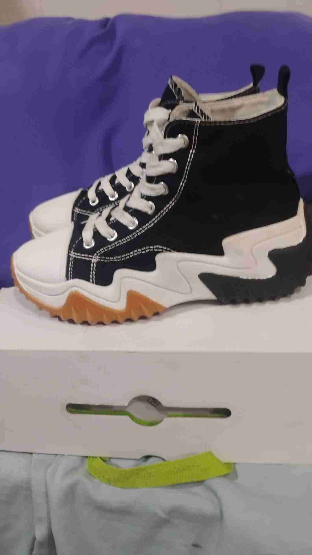 Zapatillas deportivas blancas y negras - miniatura 3