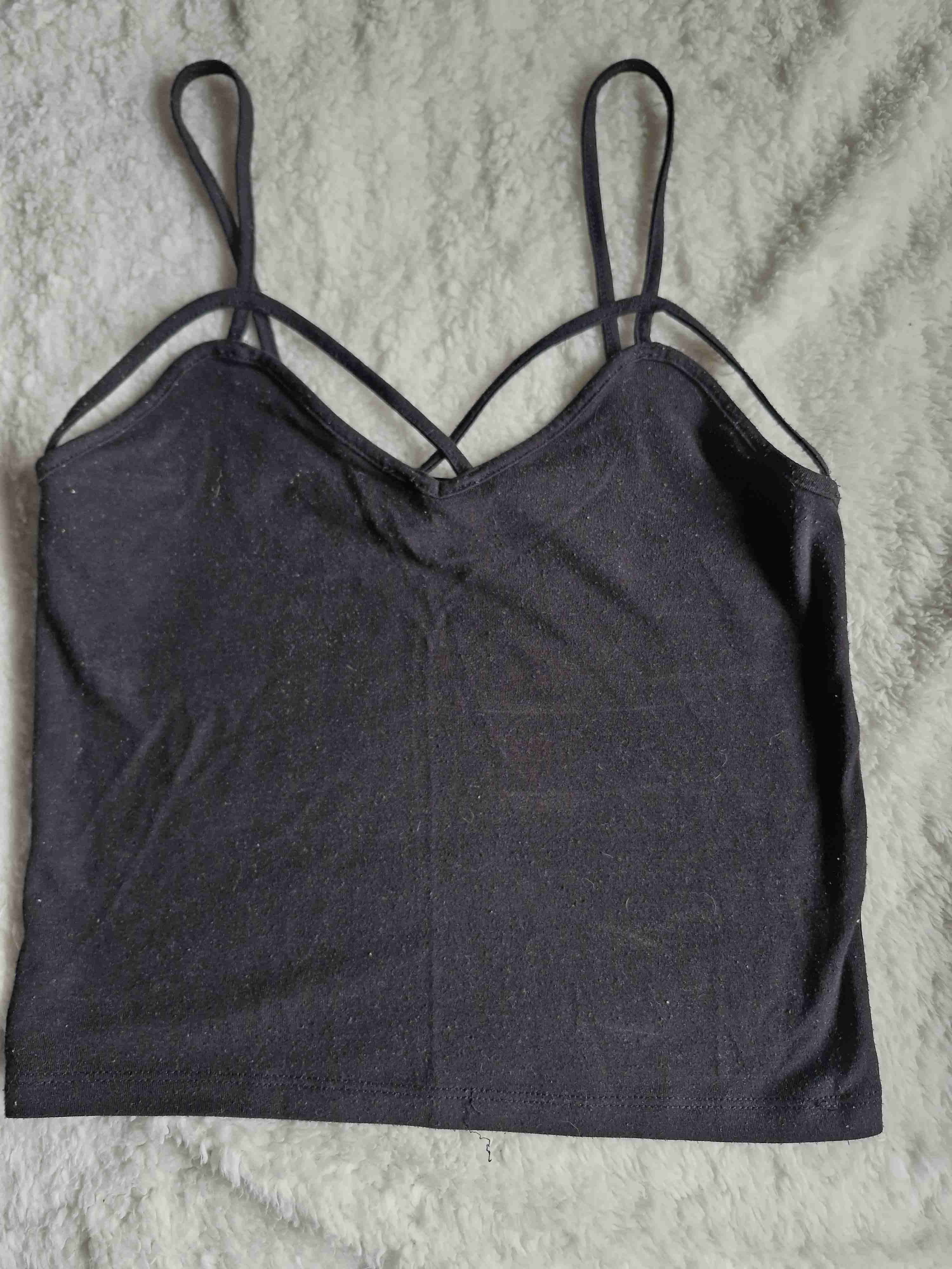 Top negro con tirantes delgados