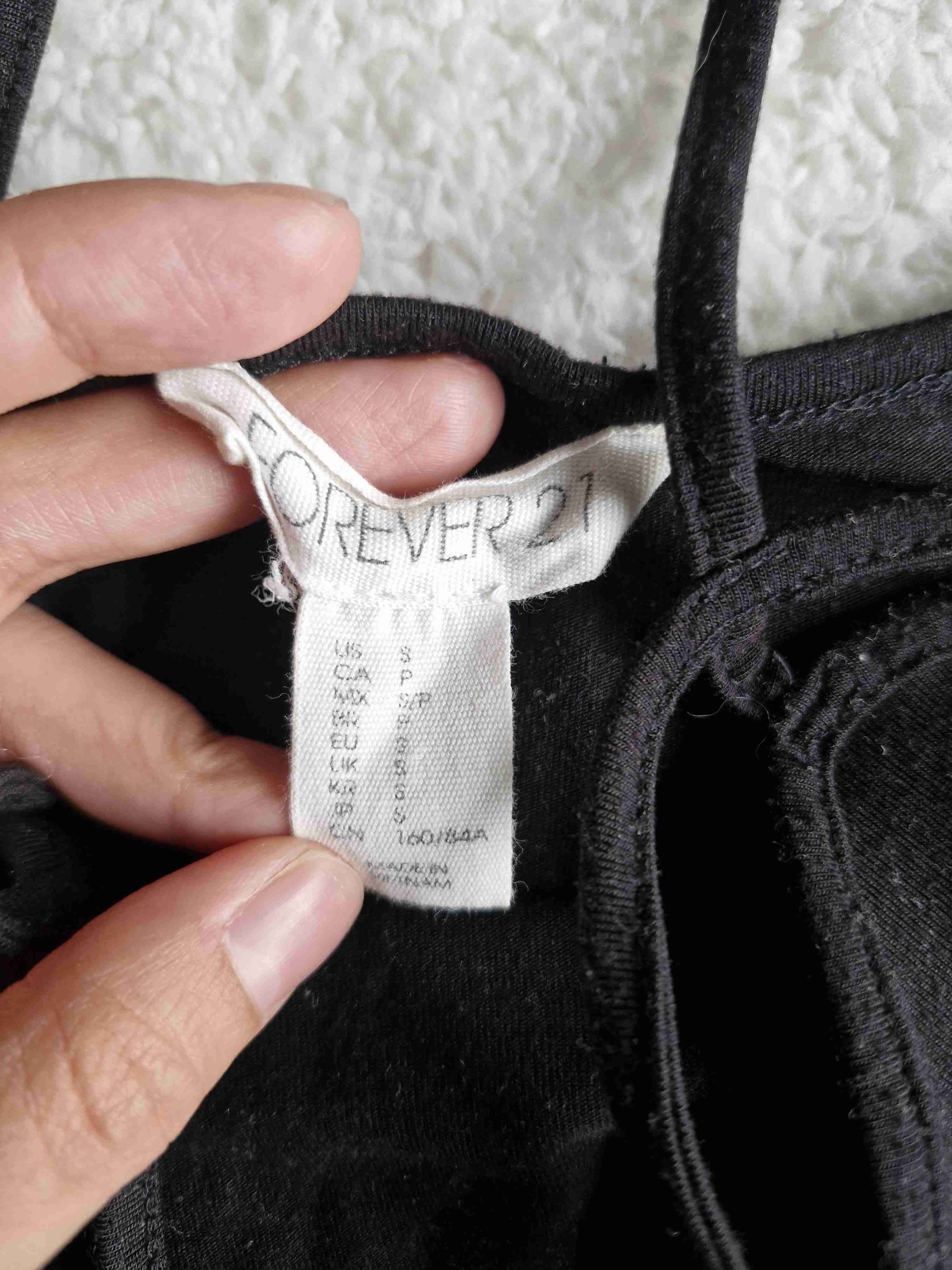 Top negro con tirantes delgados - miniatura 2