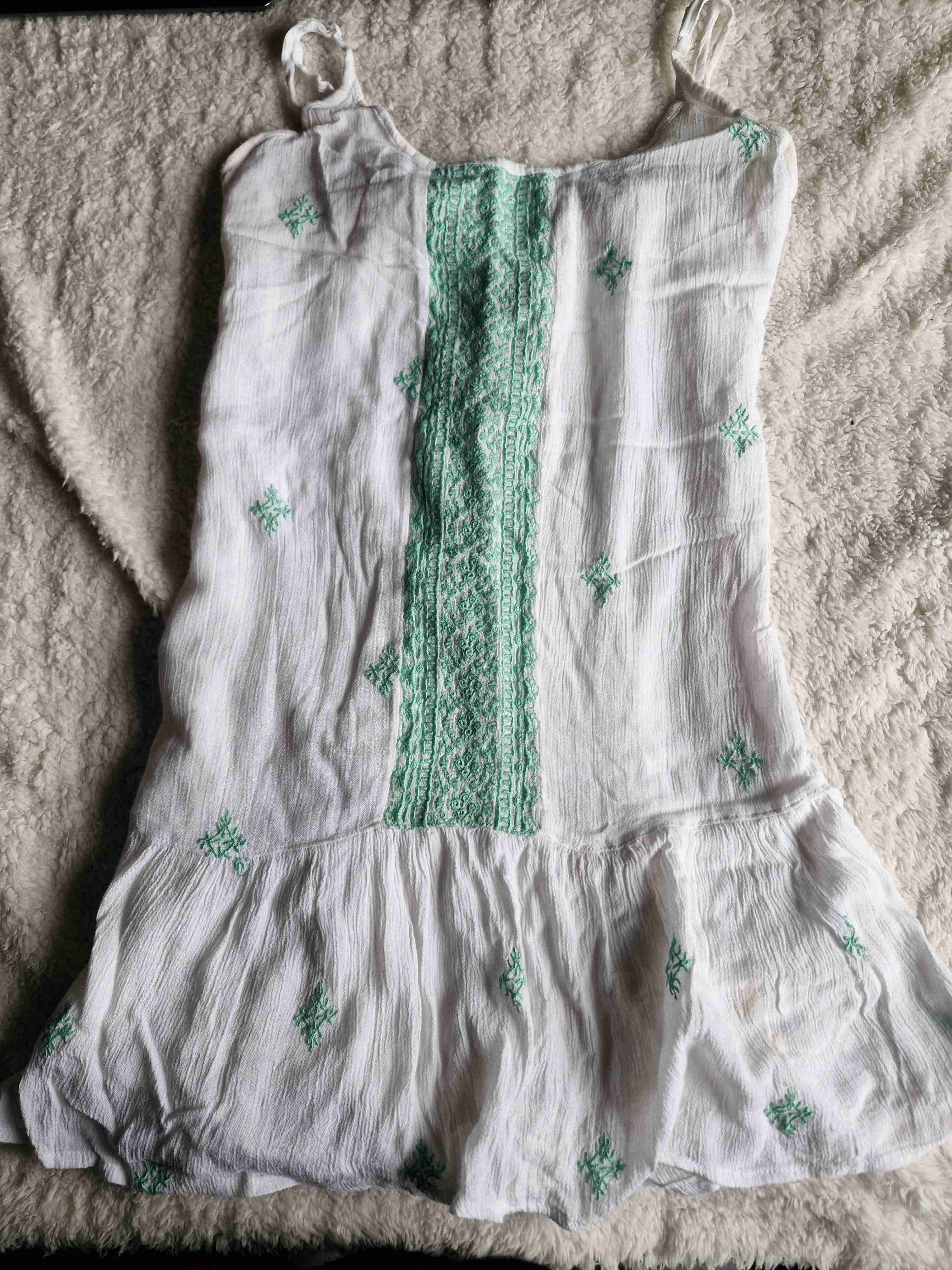Vestido blanco con bordado verde