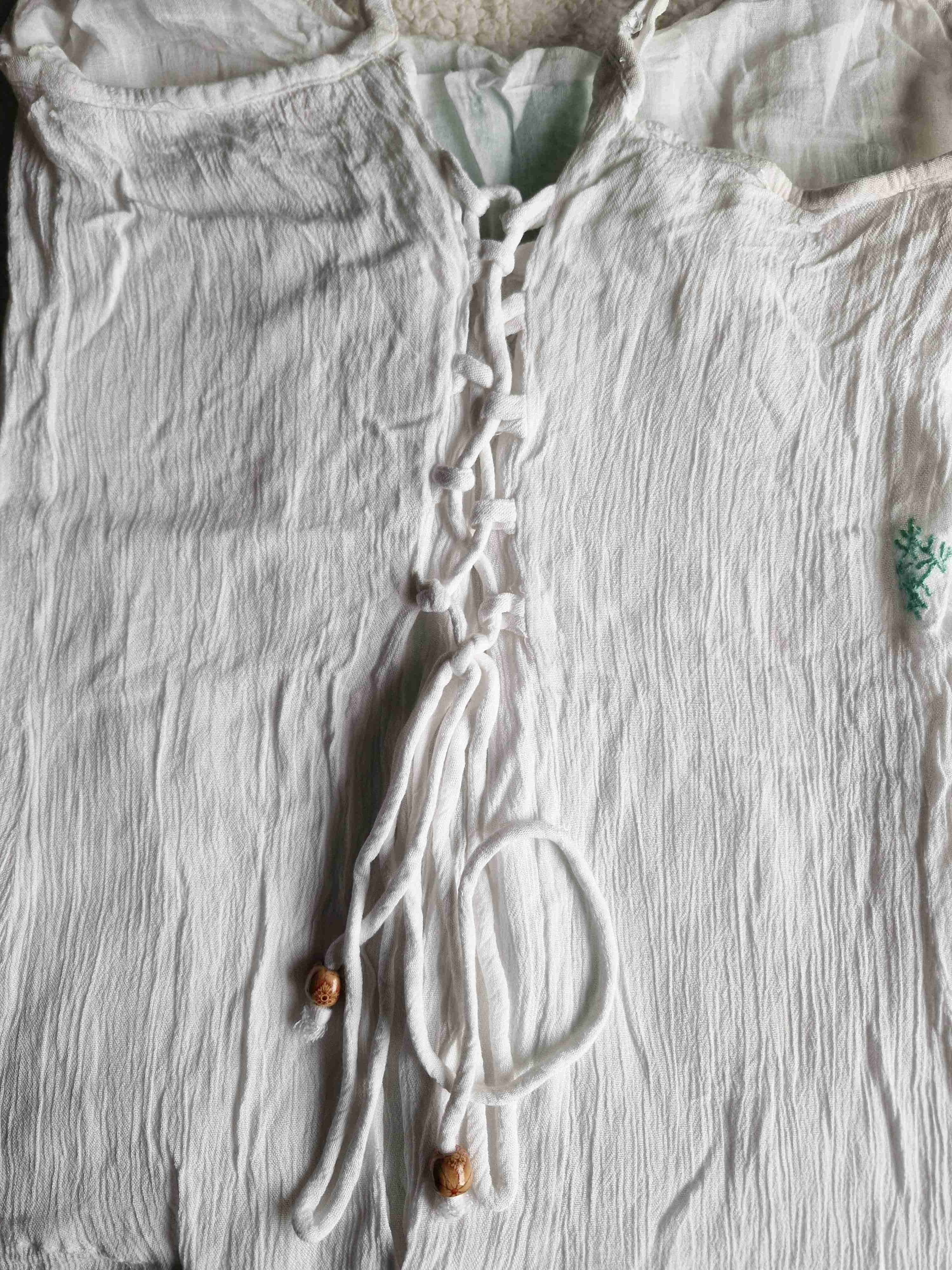 Vestido blanco con bordado verde - miniatura 2