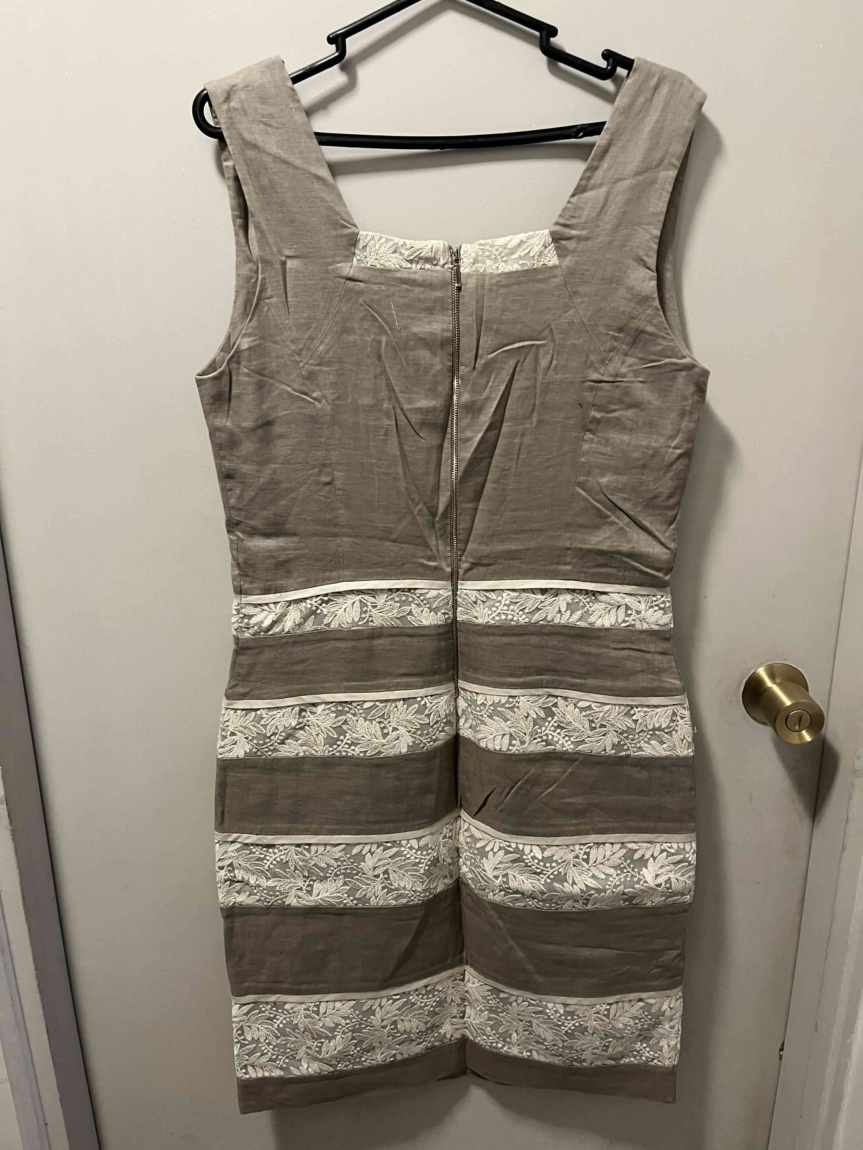 Vestido marrón con encaje floral