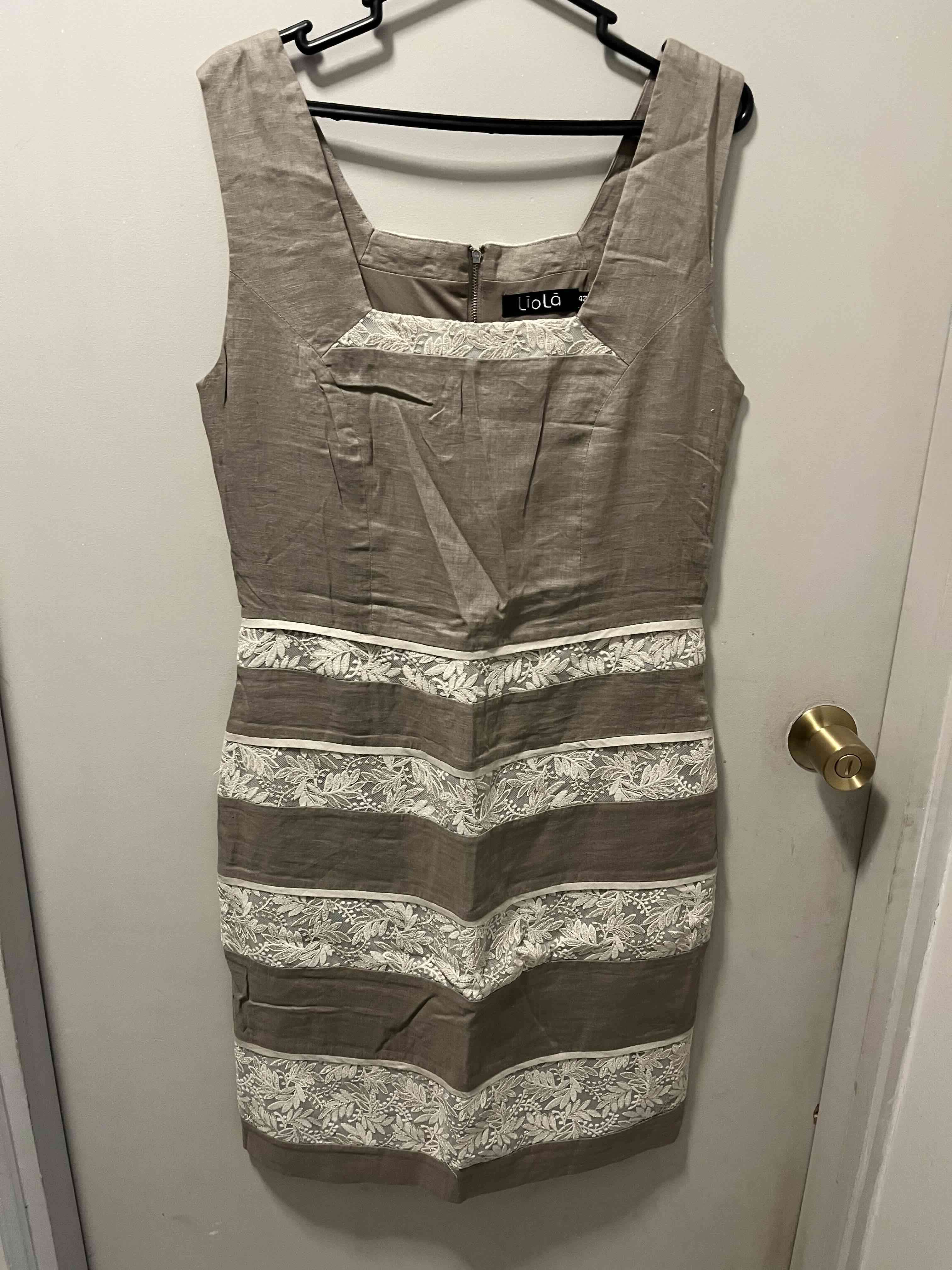 Vestido marrón con encaje floral - miniatura 2