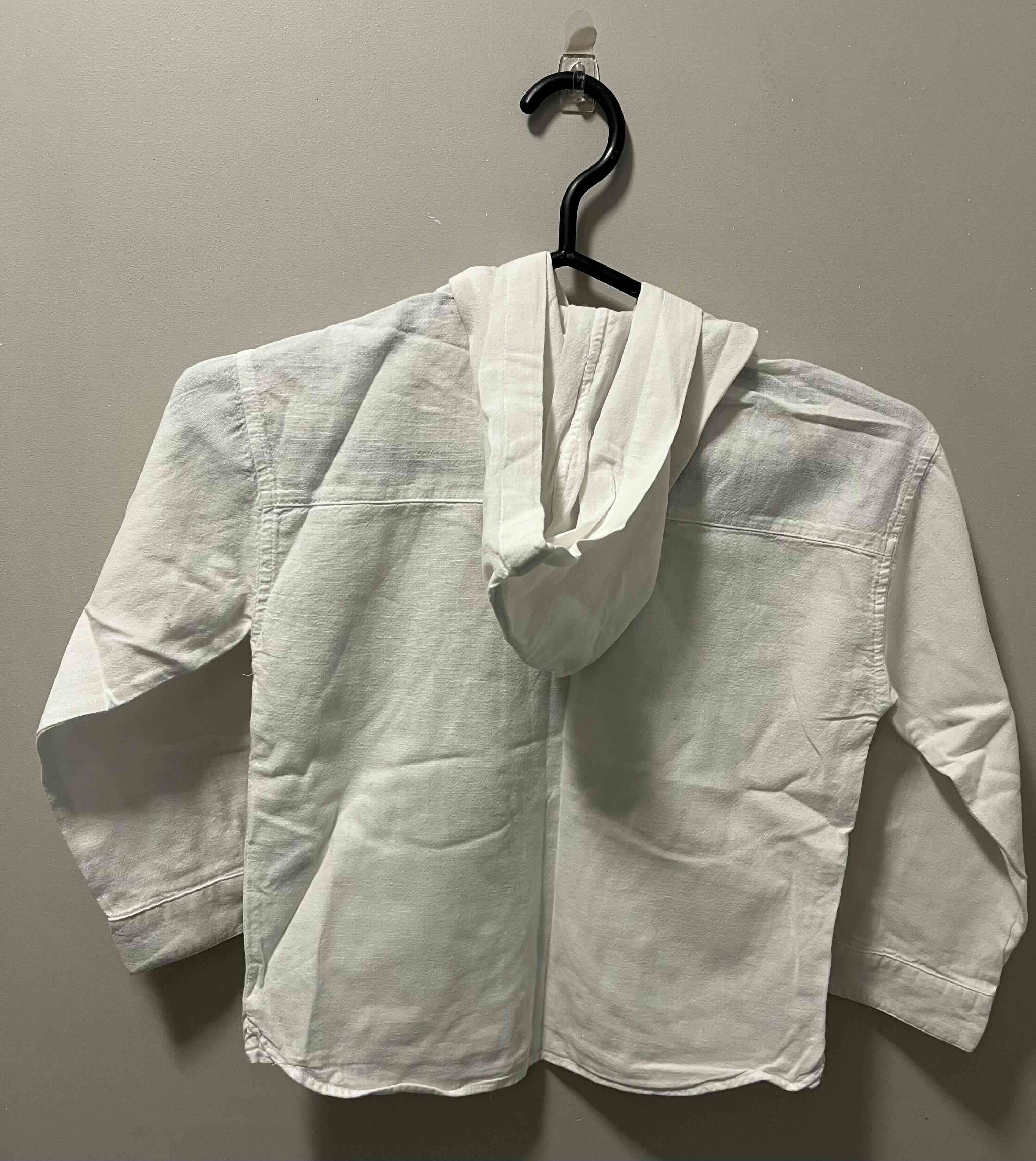 Polerón blanco con capucha