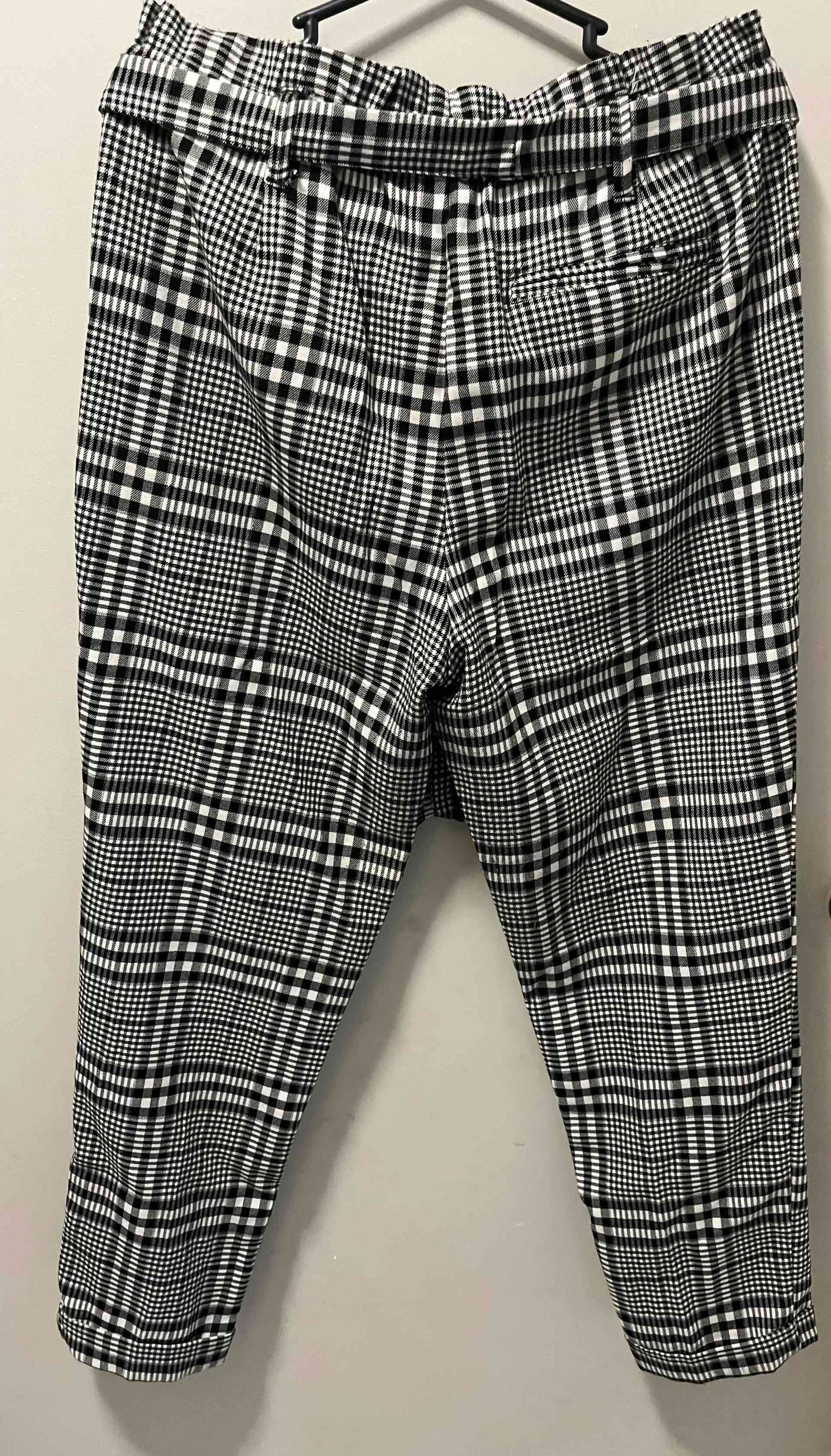 Pantalones a cuadros blanco y negro