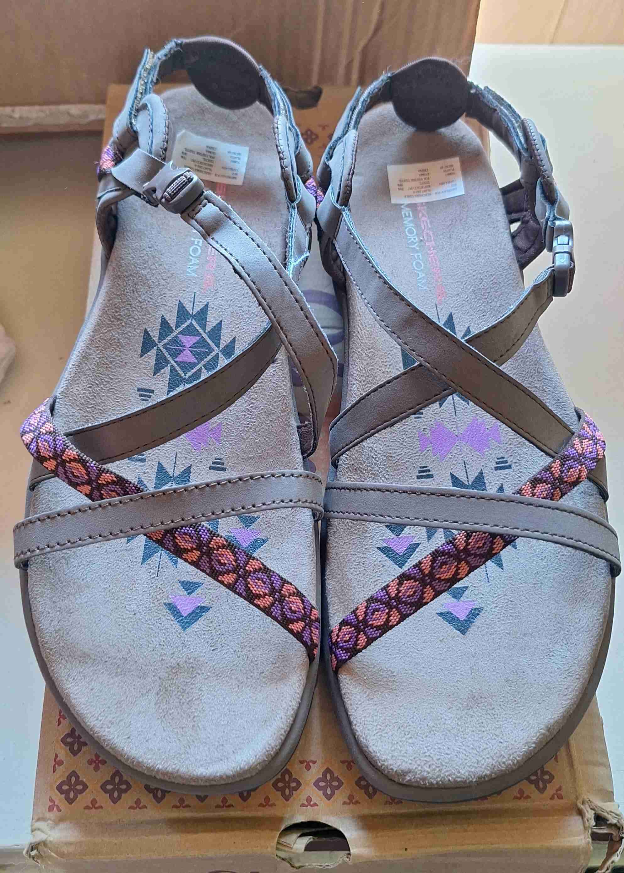 Sandalias grises con patrón Tribal