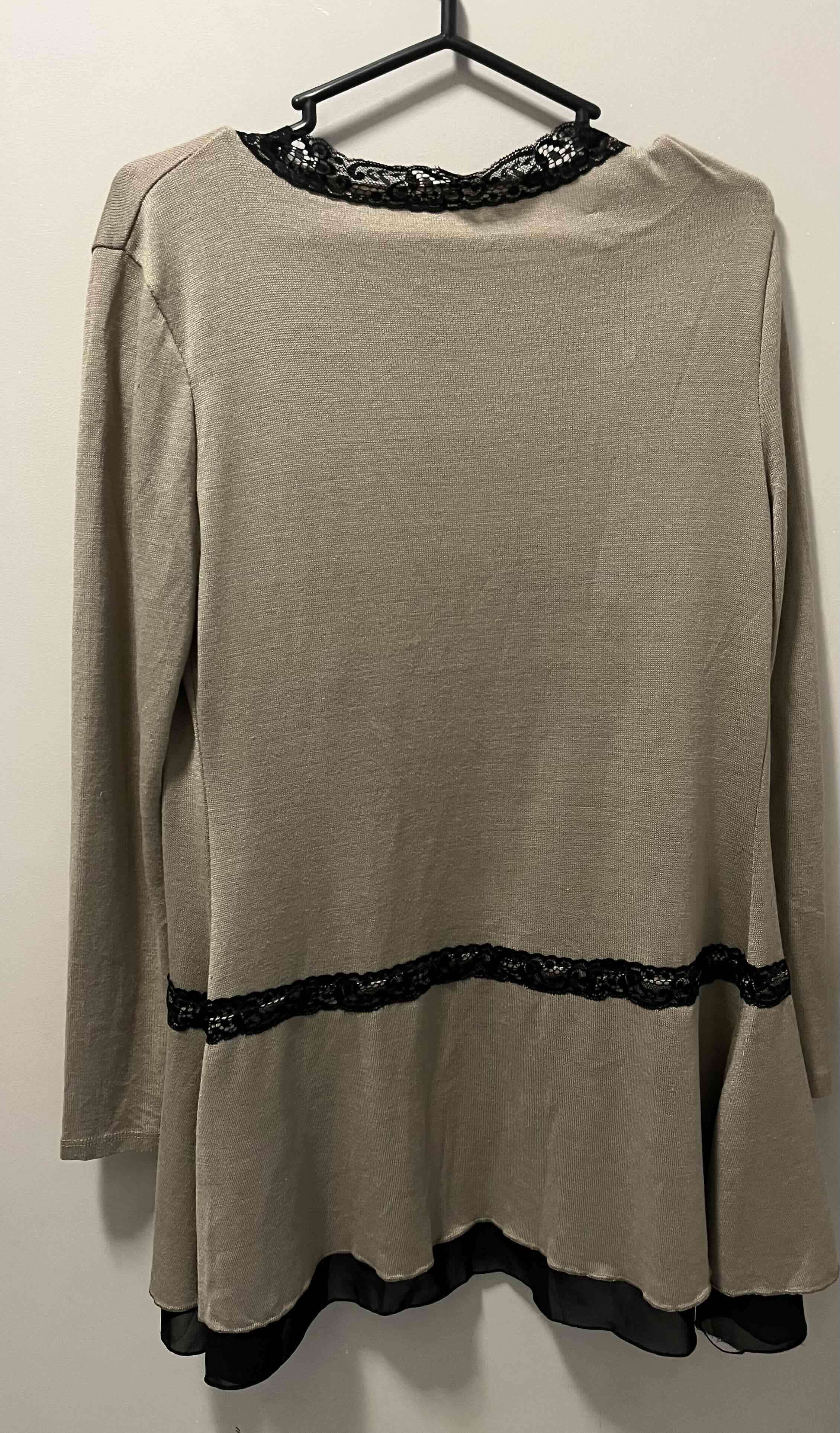 Chaleco beige con encaje negro