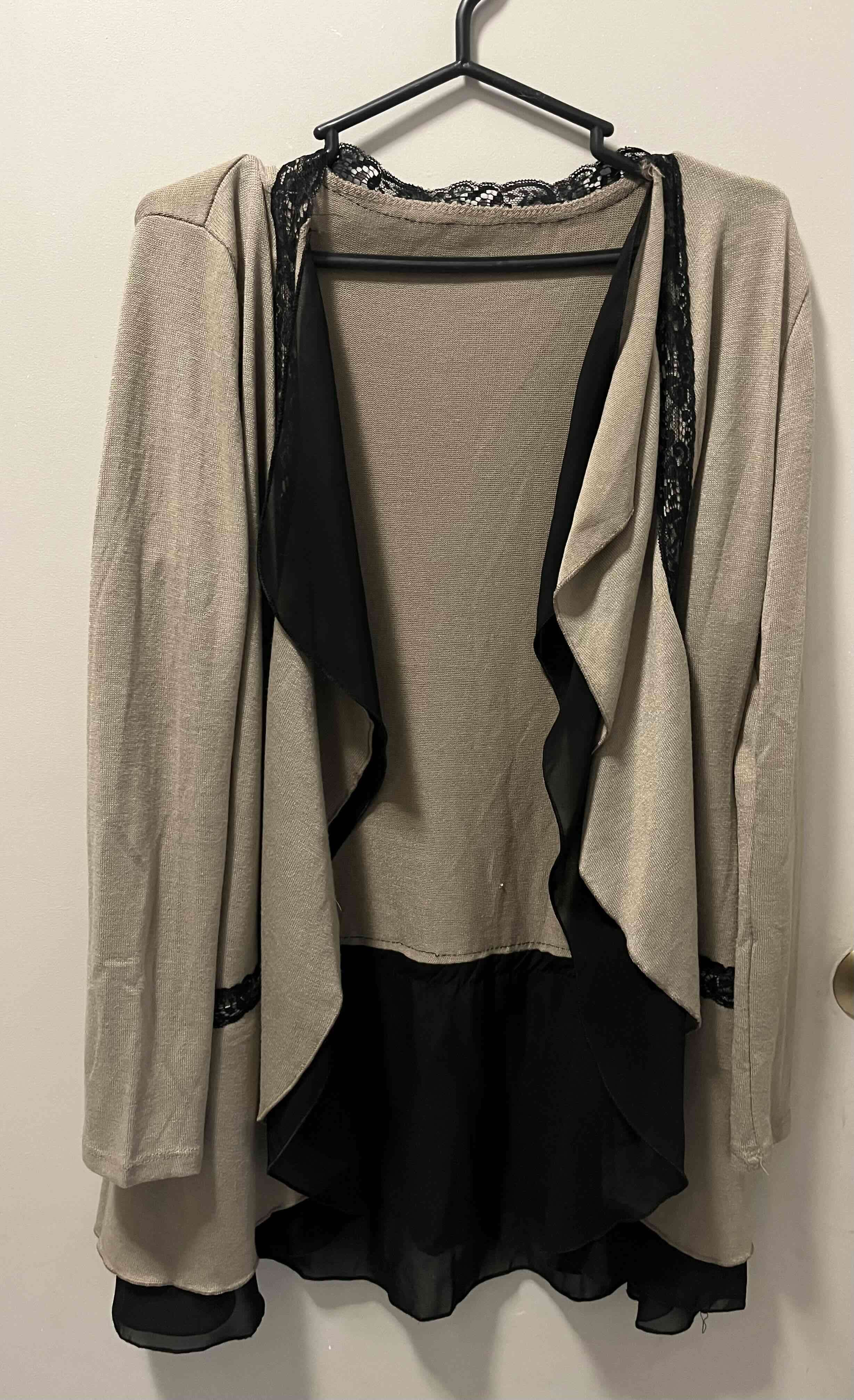 Chaleco beige con encaje negro - miniatura 2