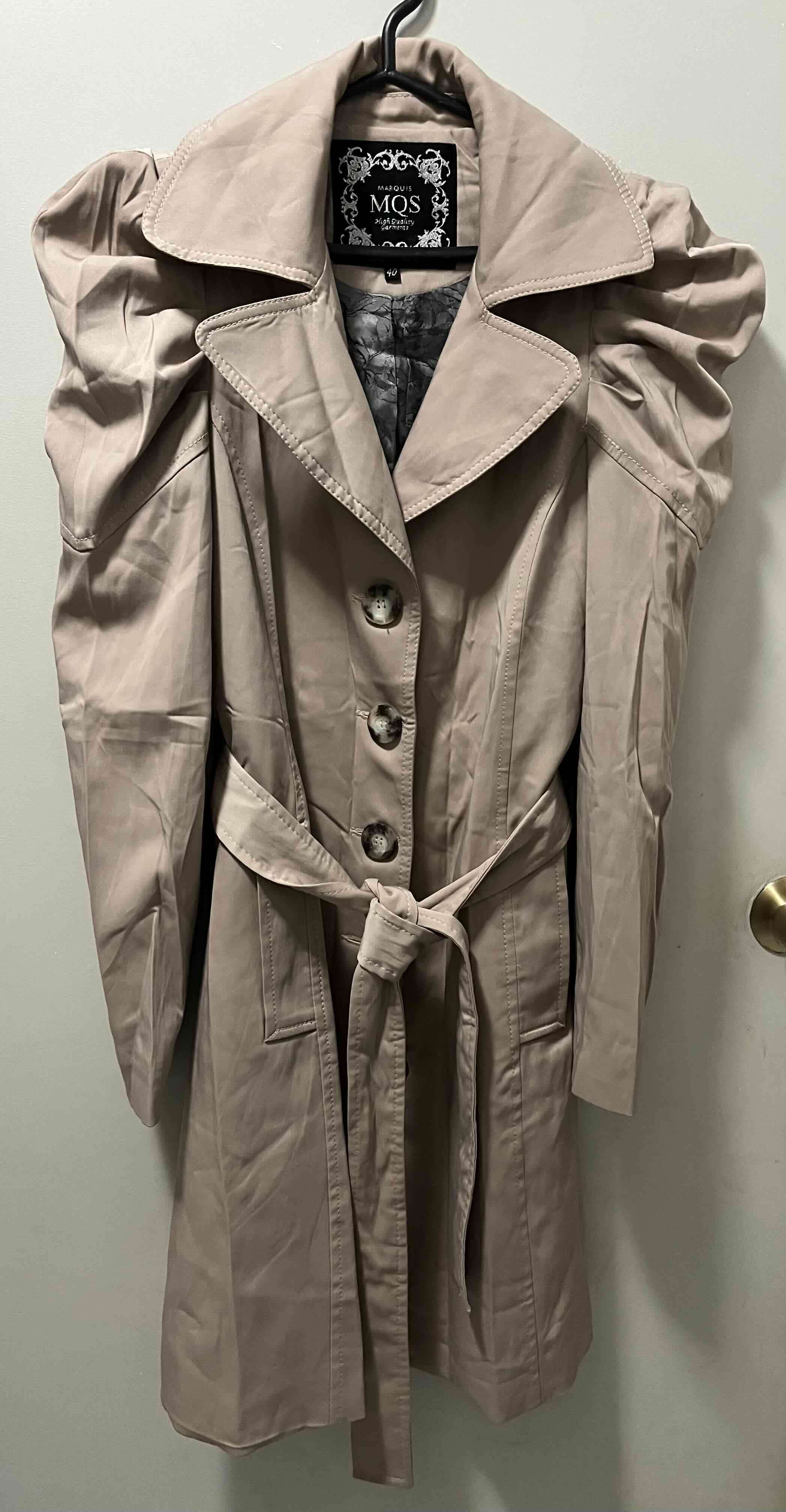 Abrigo beige con cinturón - miniatura 2