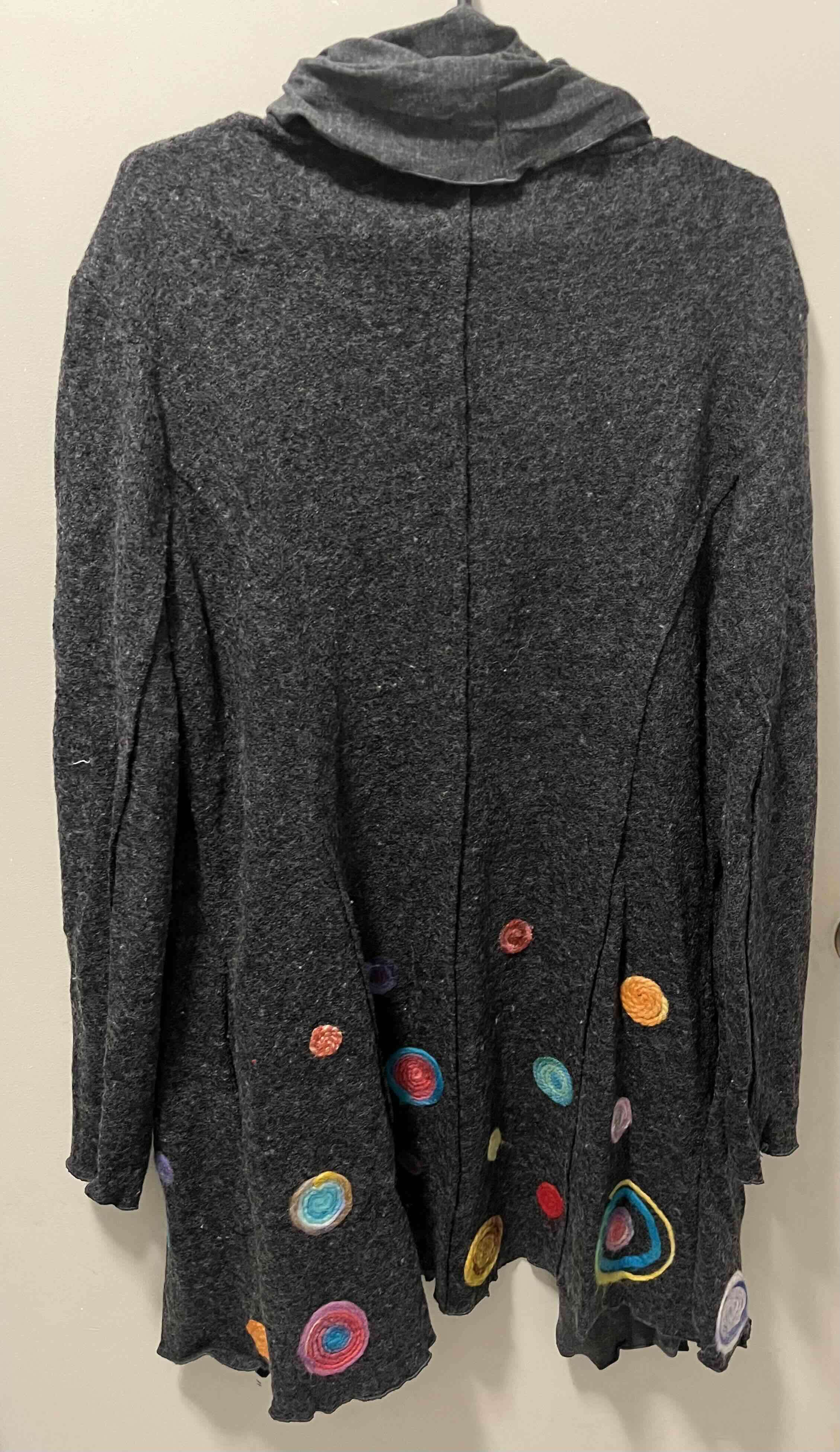 Chaqueta gris con bordados coloridos