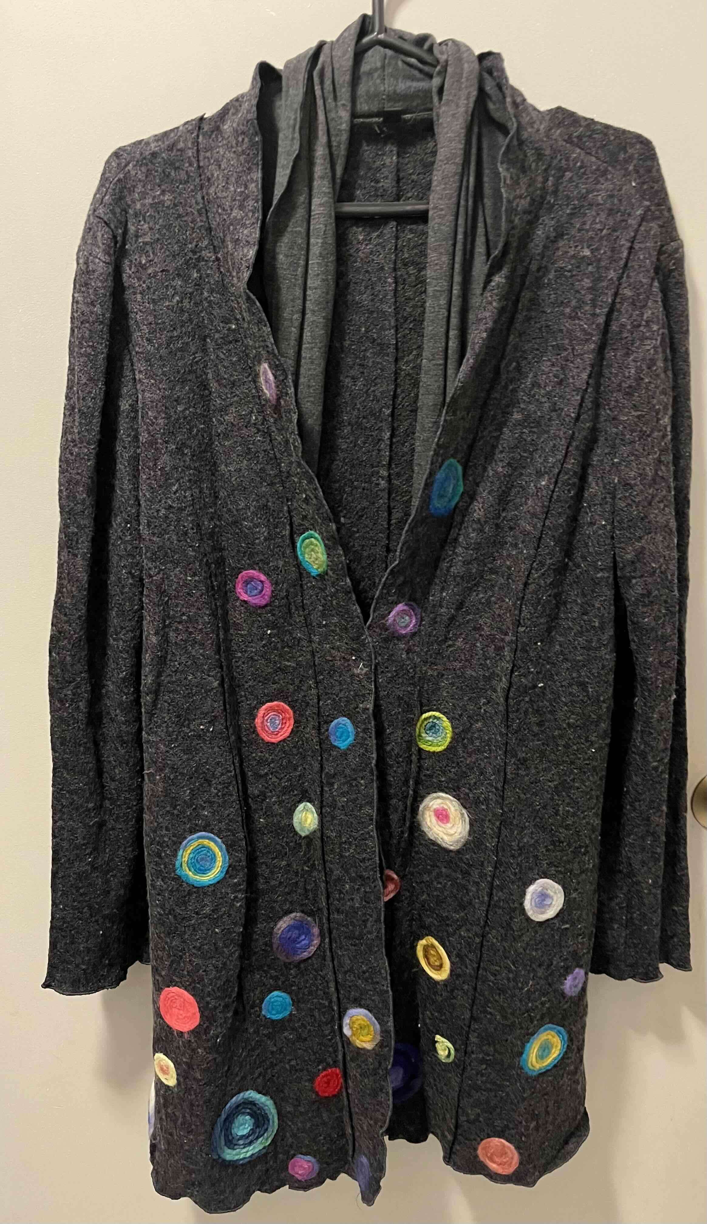 Chaqueta gris con bordados coloridos - miniatura 2