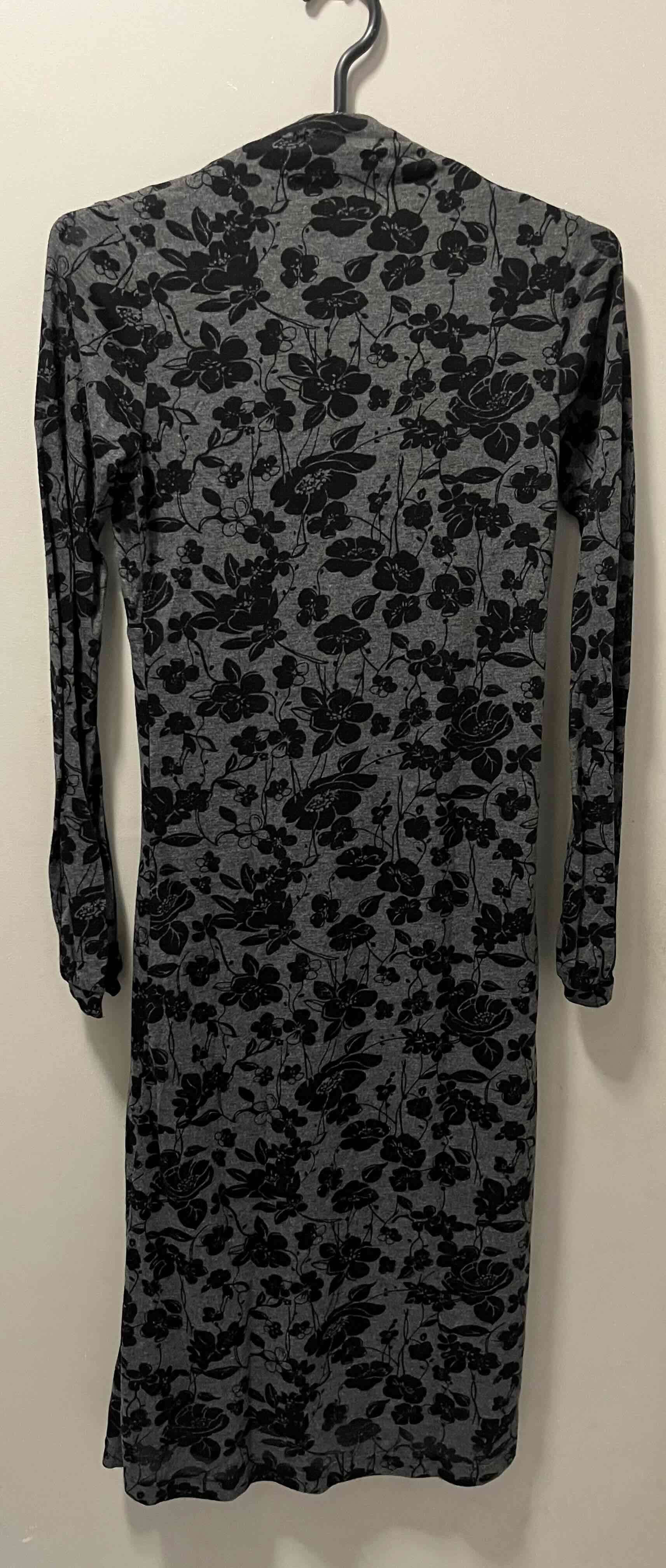 Vestido gris floral largo