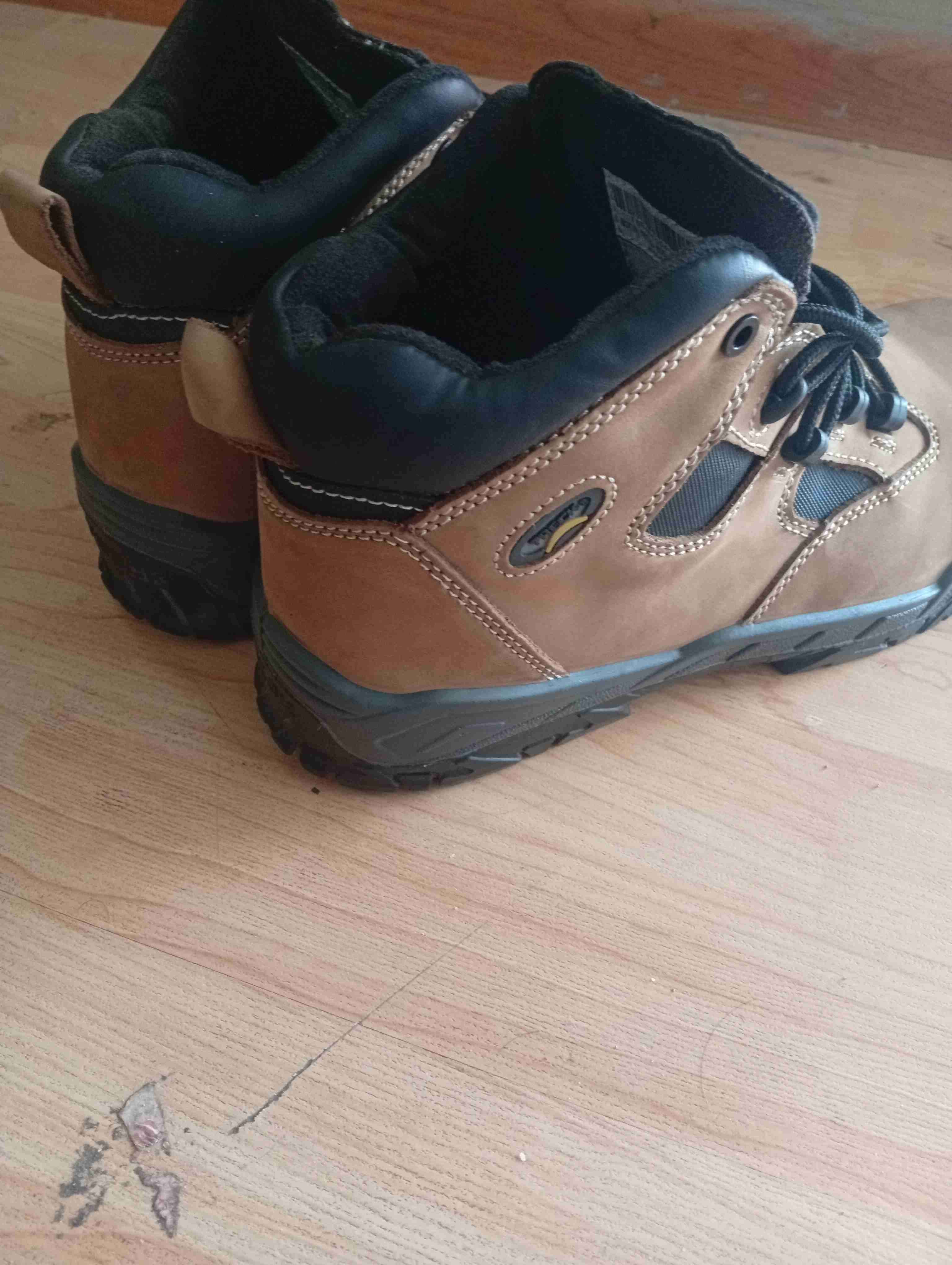 Botas de montaña café marca trek