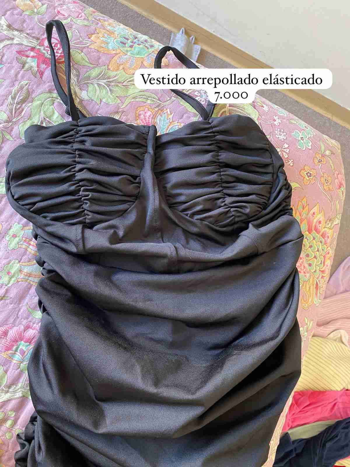 Vestido negro fruncido