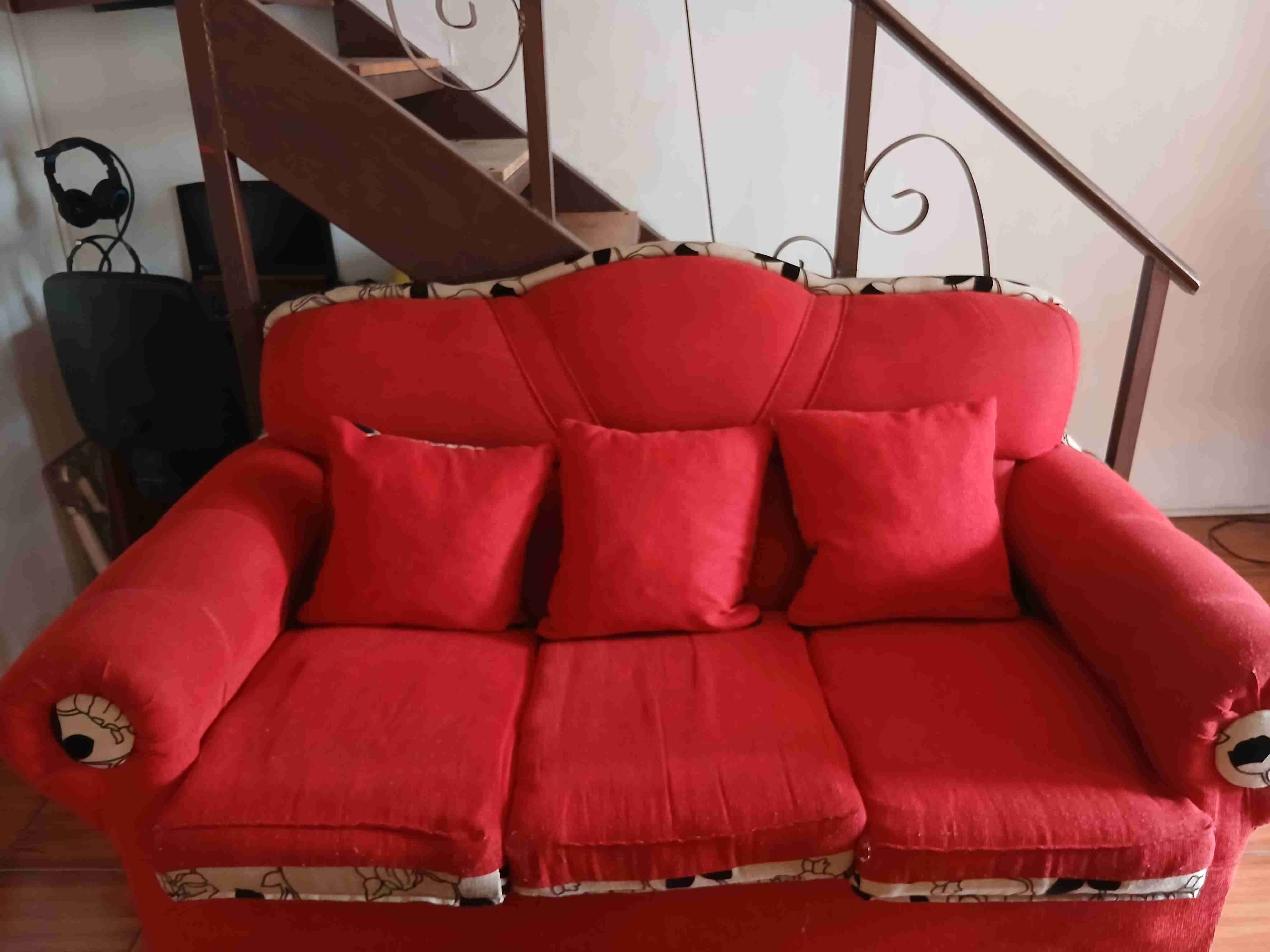 Sofá rojo tres plazas