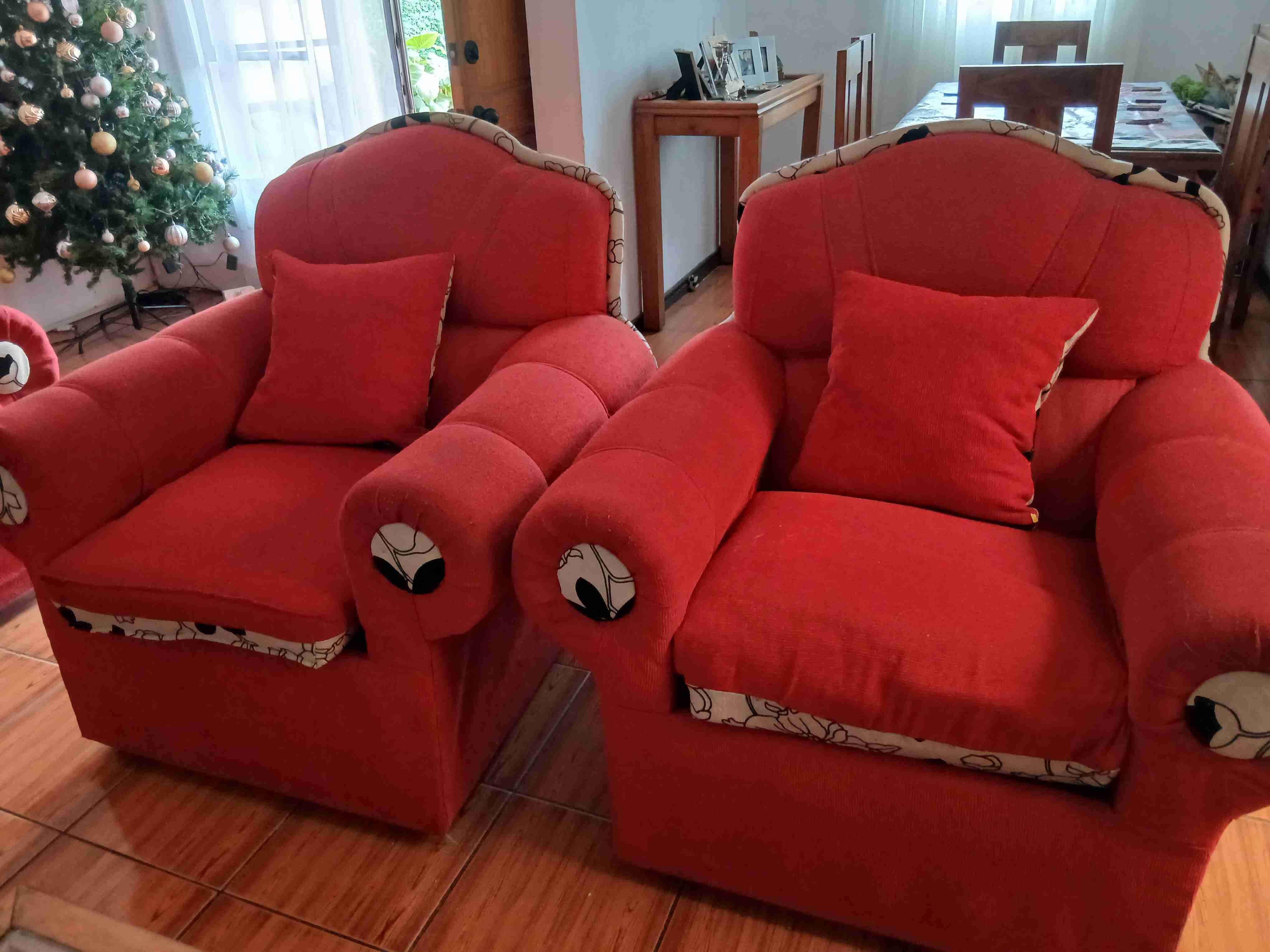 Sofá rojo tres plazas - miniatura 2