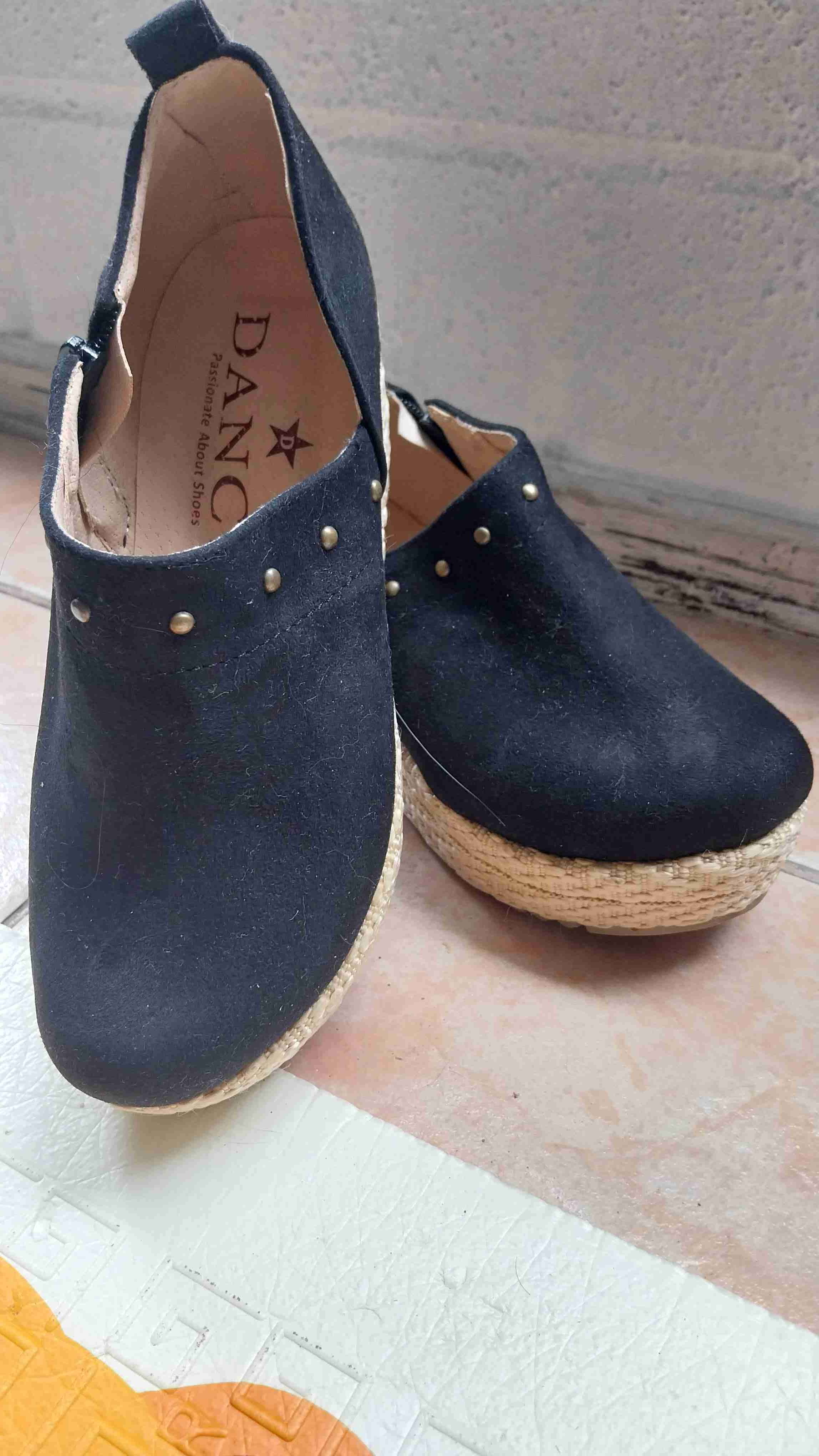 Zuecos negros con plataforma 》zapatilla bebe