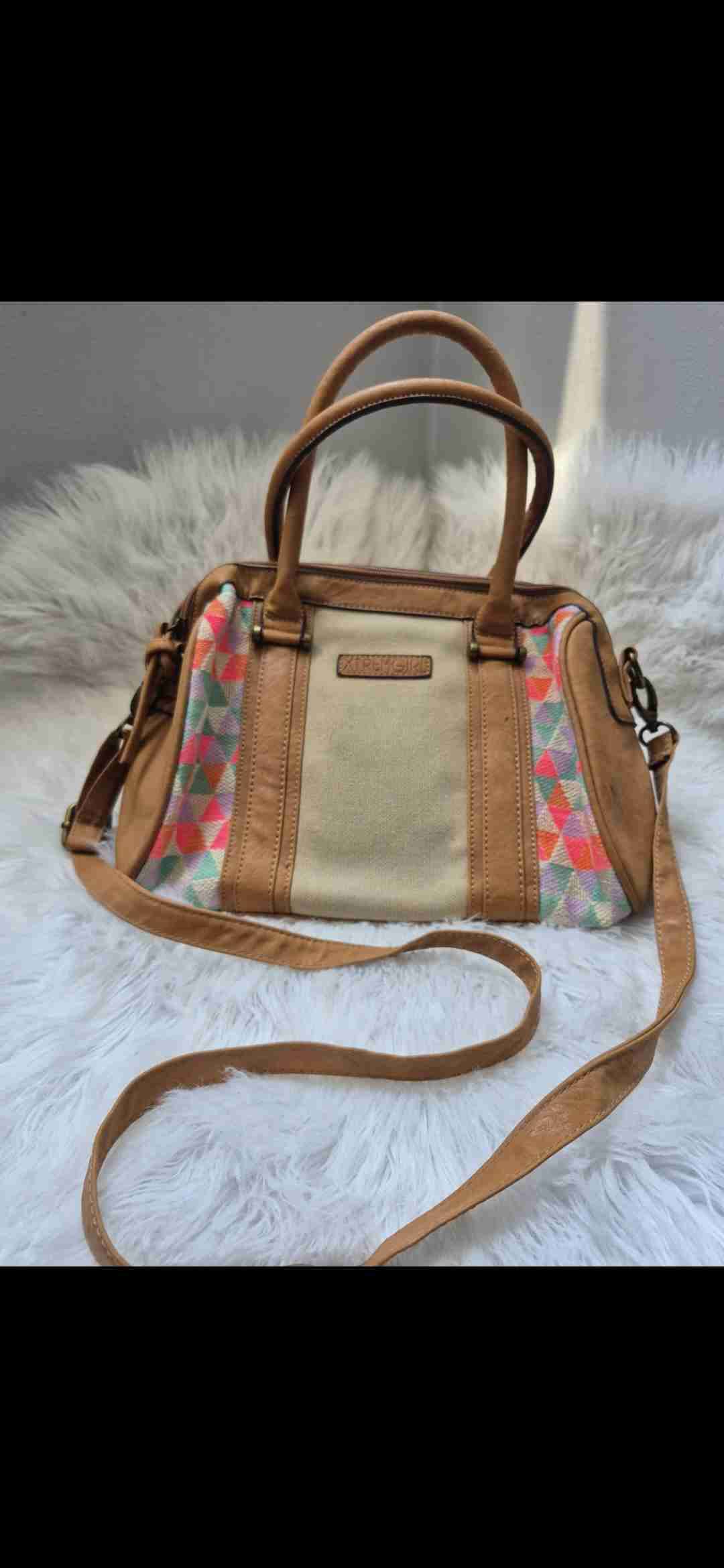 Cartera con diseño geométrico