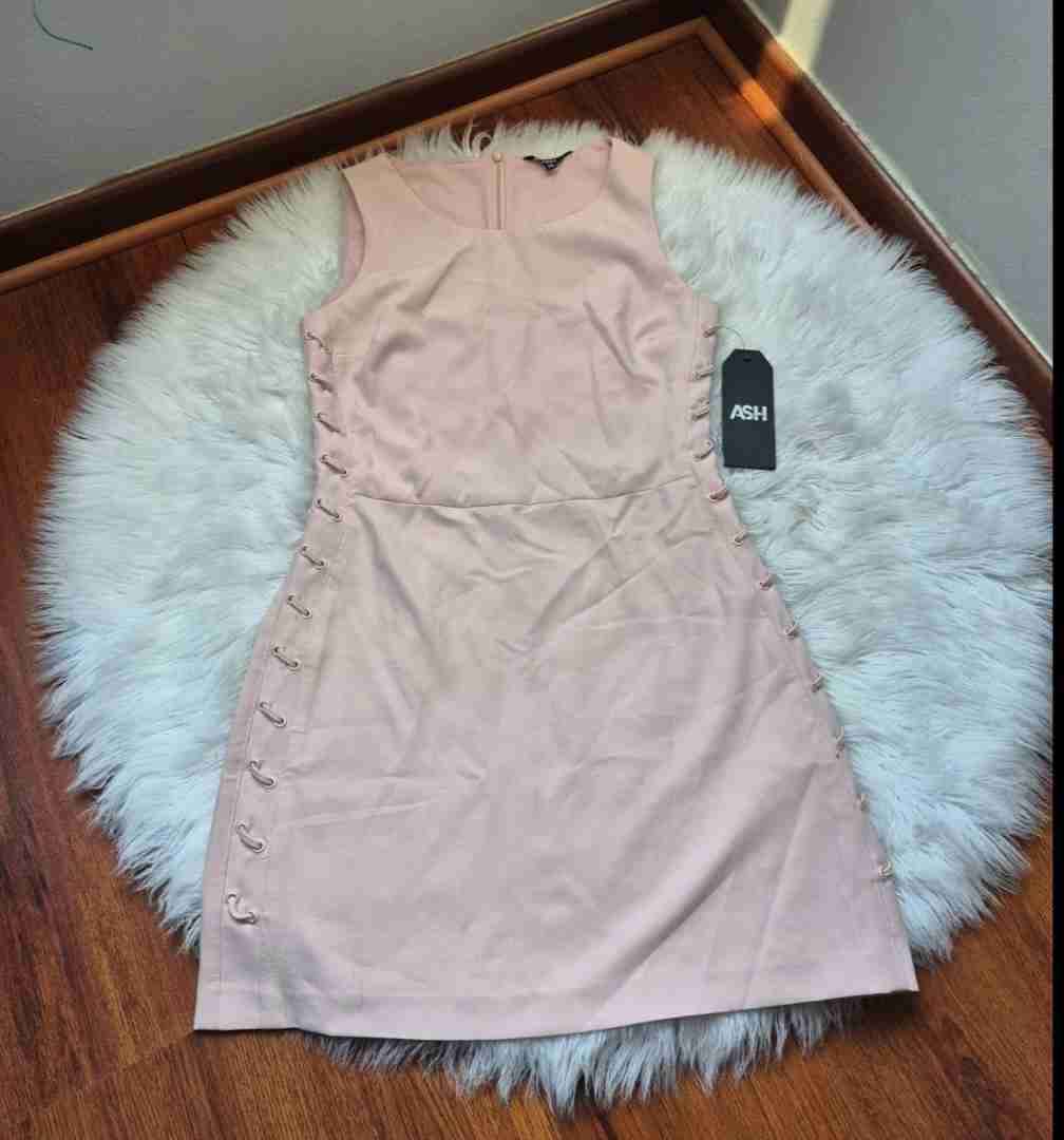 Vestido rosa con ojales decorativos