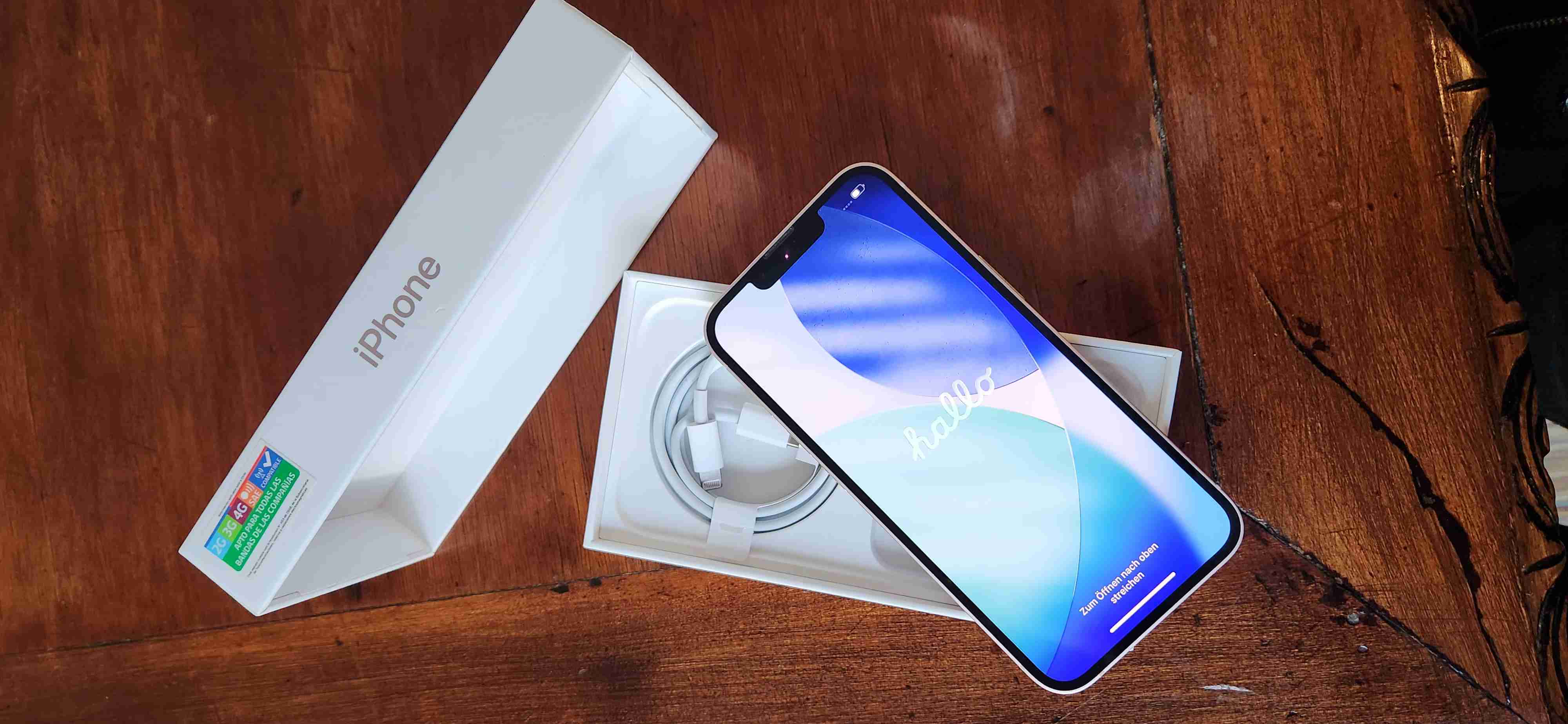 iPhone 13 128 GB, con caja y cable