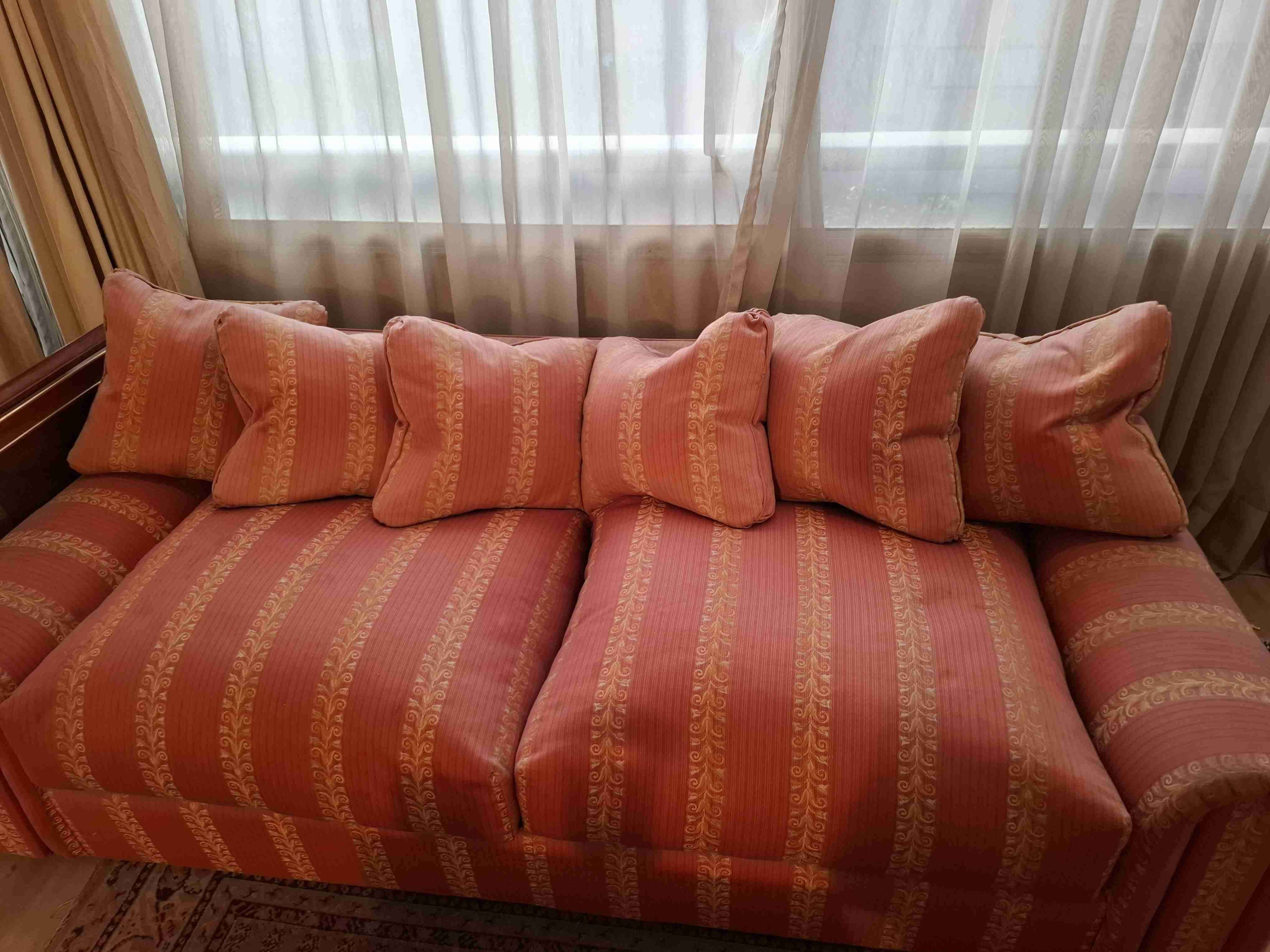 Sofá acogedor diseño clásico - miniatura 2