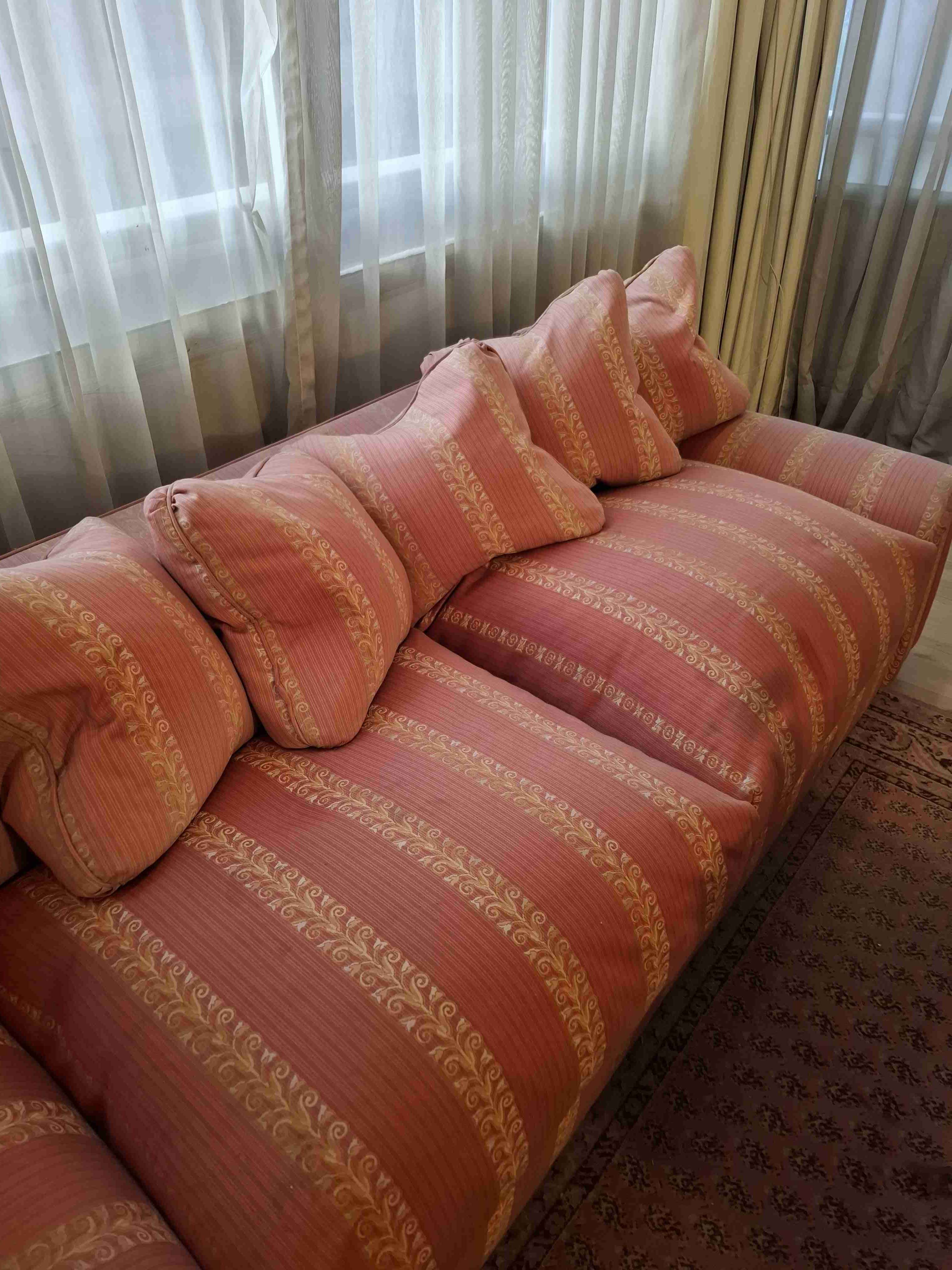 Sofá acogedor diseño clásico - miniatura 3