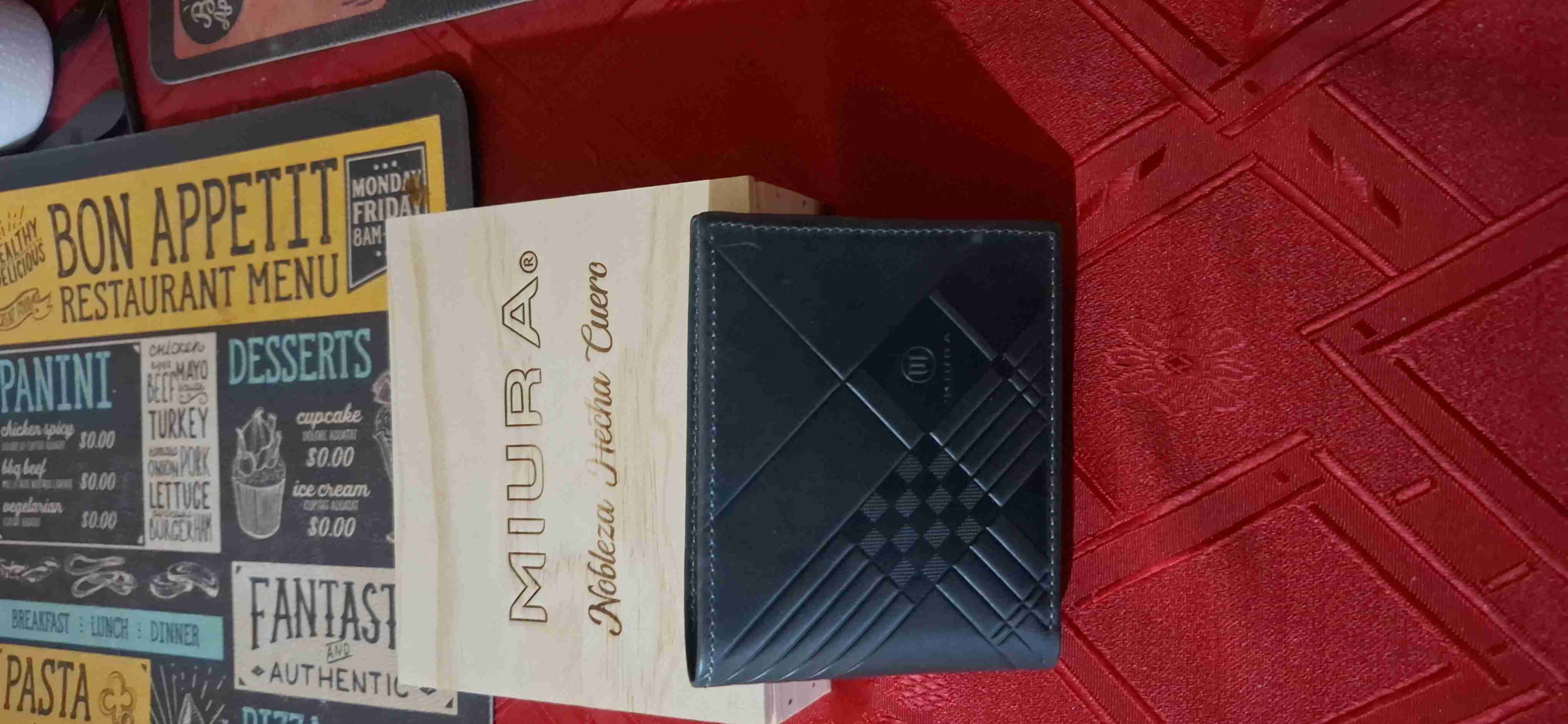 Billetera de cuero Miura