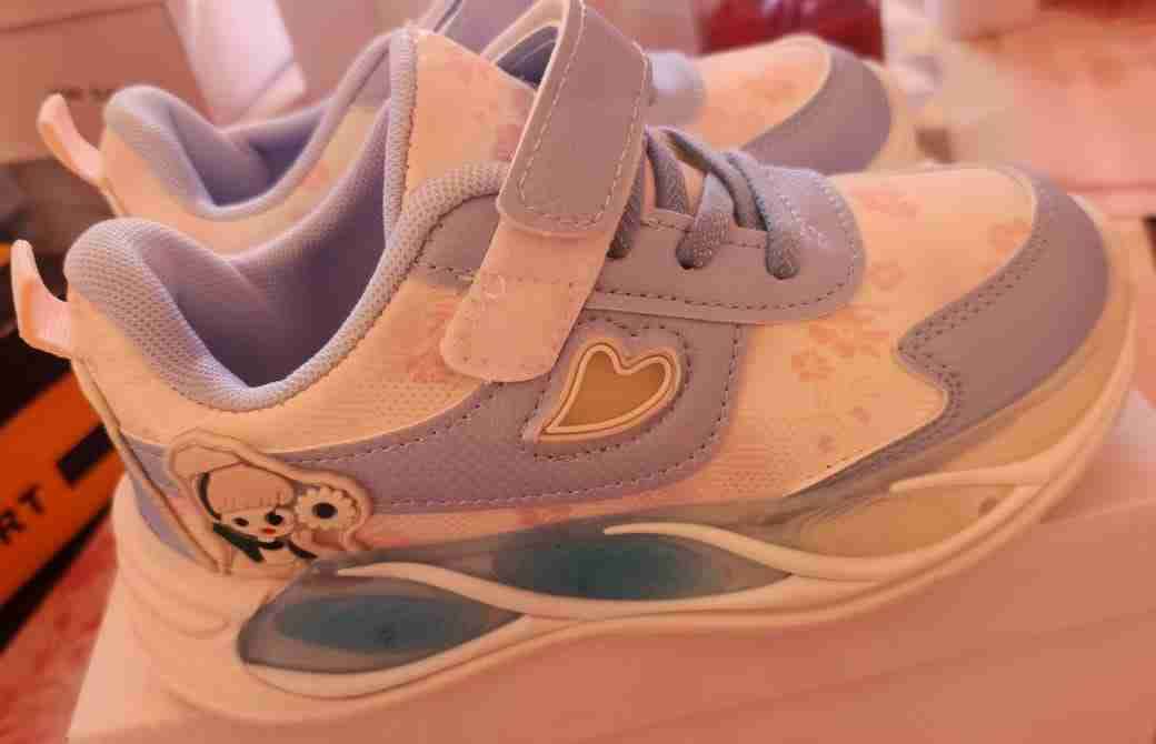 Zapatillas infantiles rosadas y lilas