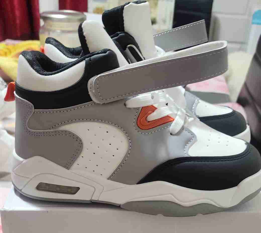 Zapatillas deportivas grises y blancas