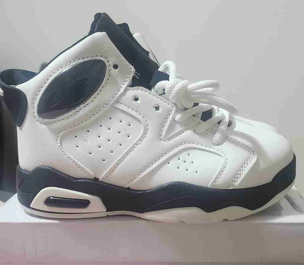 Zapatillas deportivas grises y blancas - miniatura 2