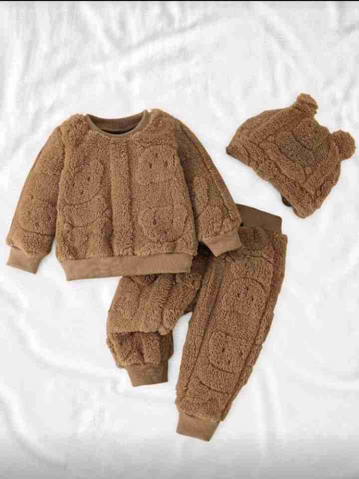 Conjunto bebé peludo marrón