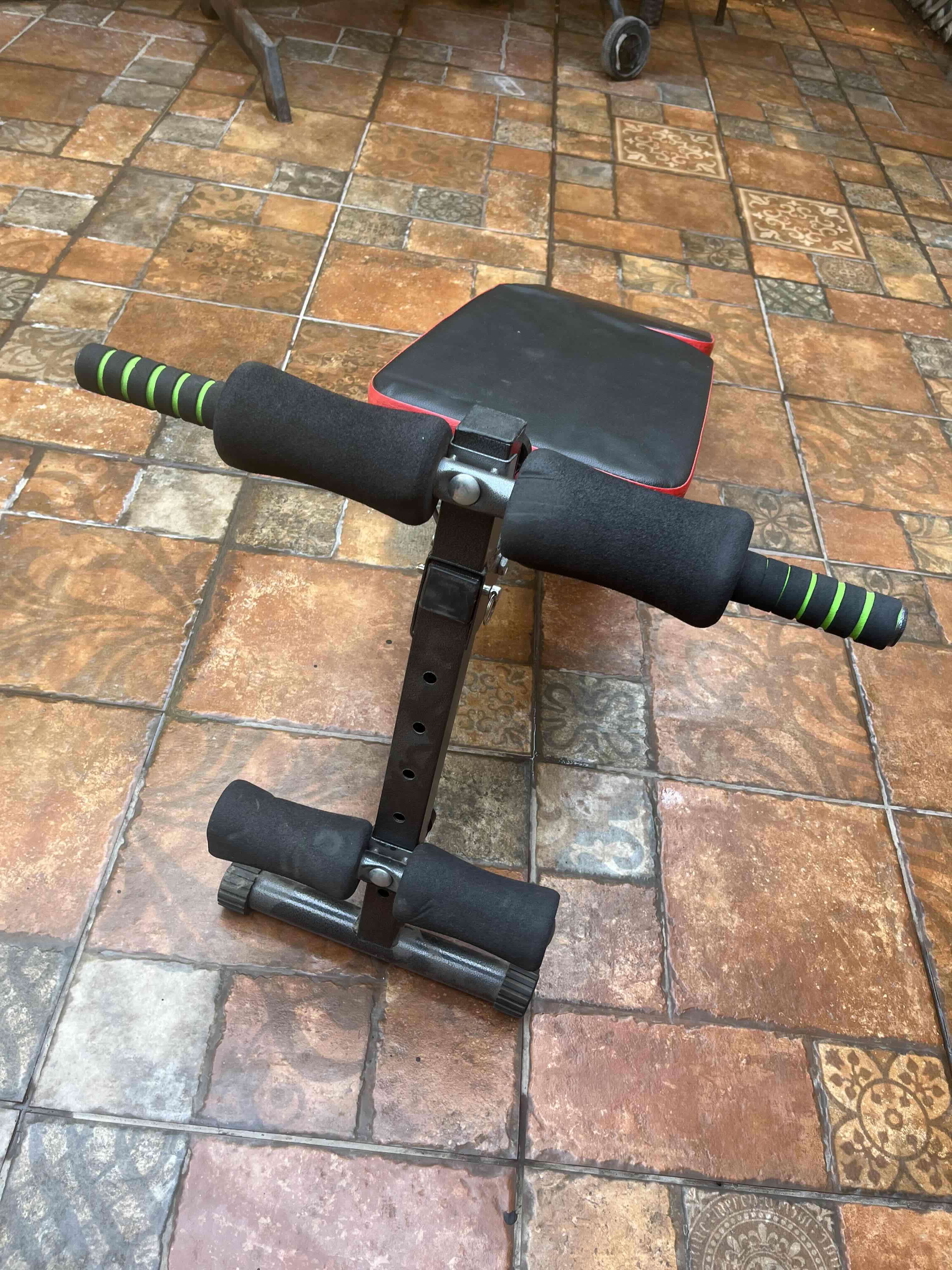 Banco inclinado de abdominales - miniatura 2