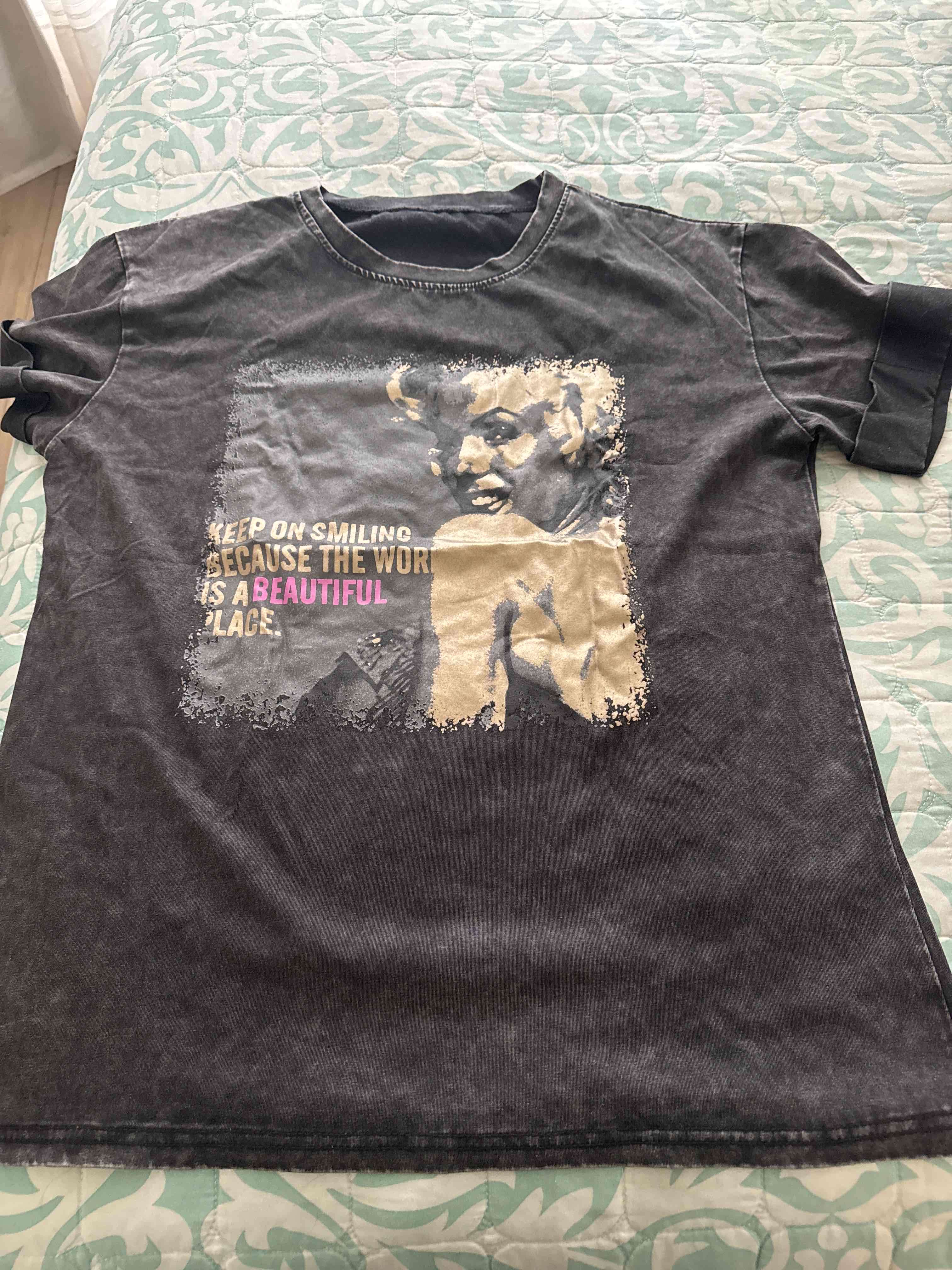 Polera negra con diseño vintage