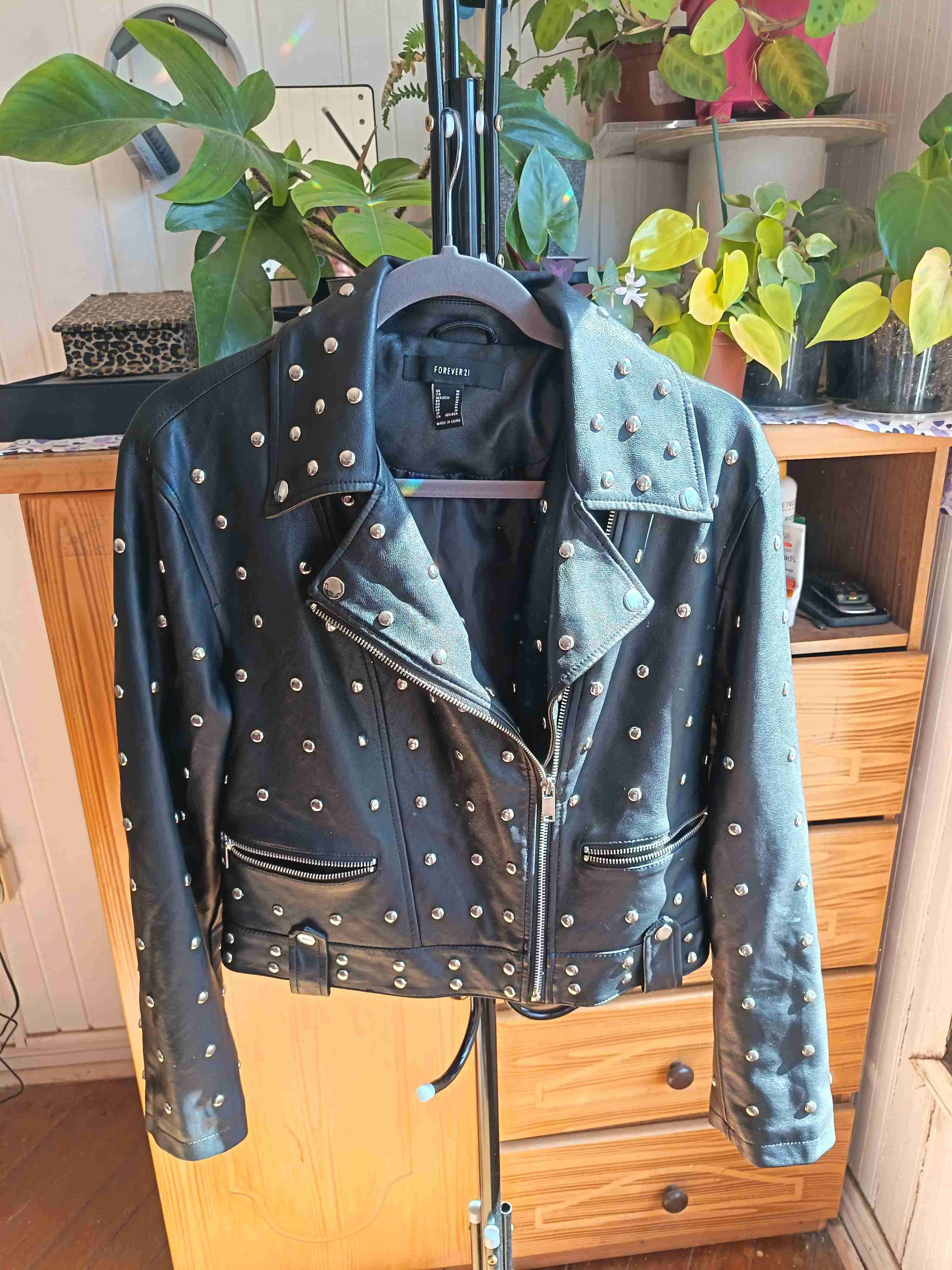 Chaqueta negra con tachas