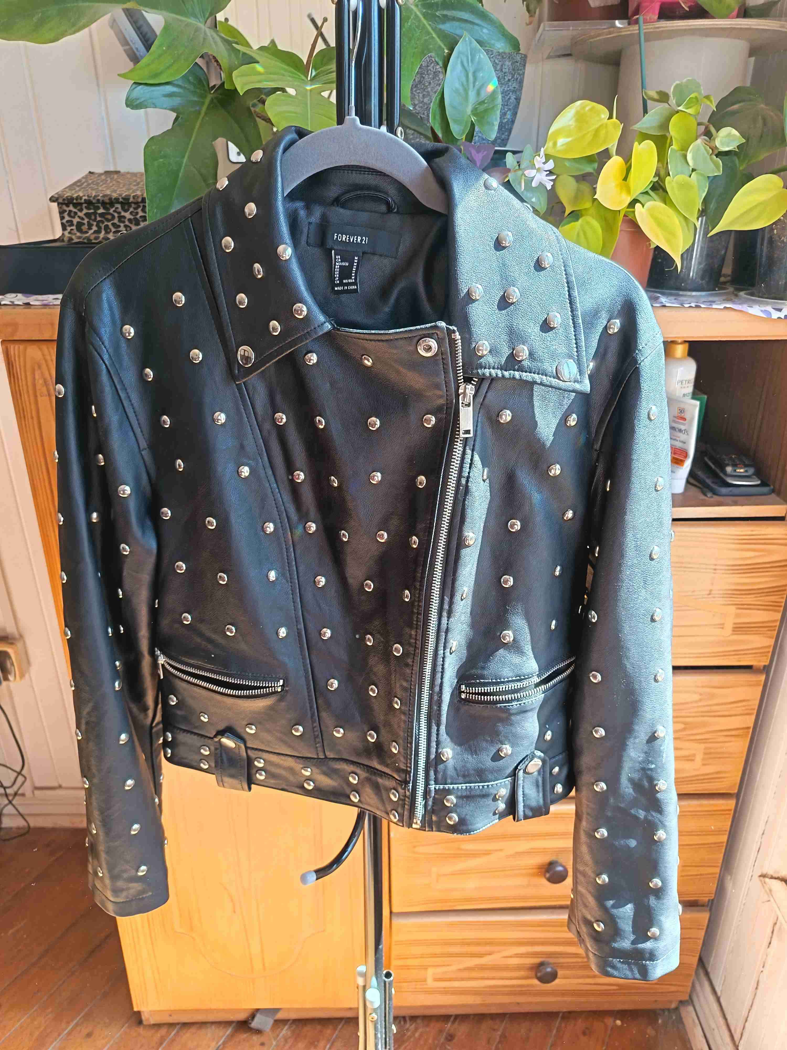 Chaqueta negra con tachas - miniatura 2