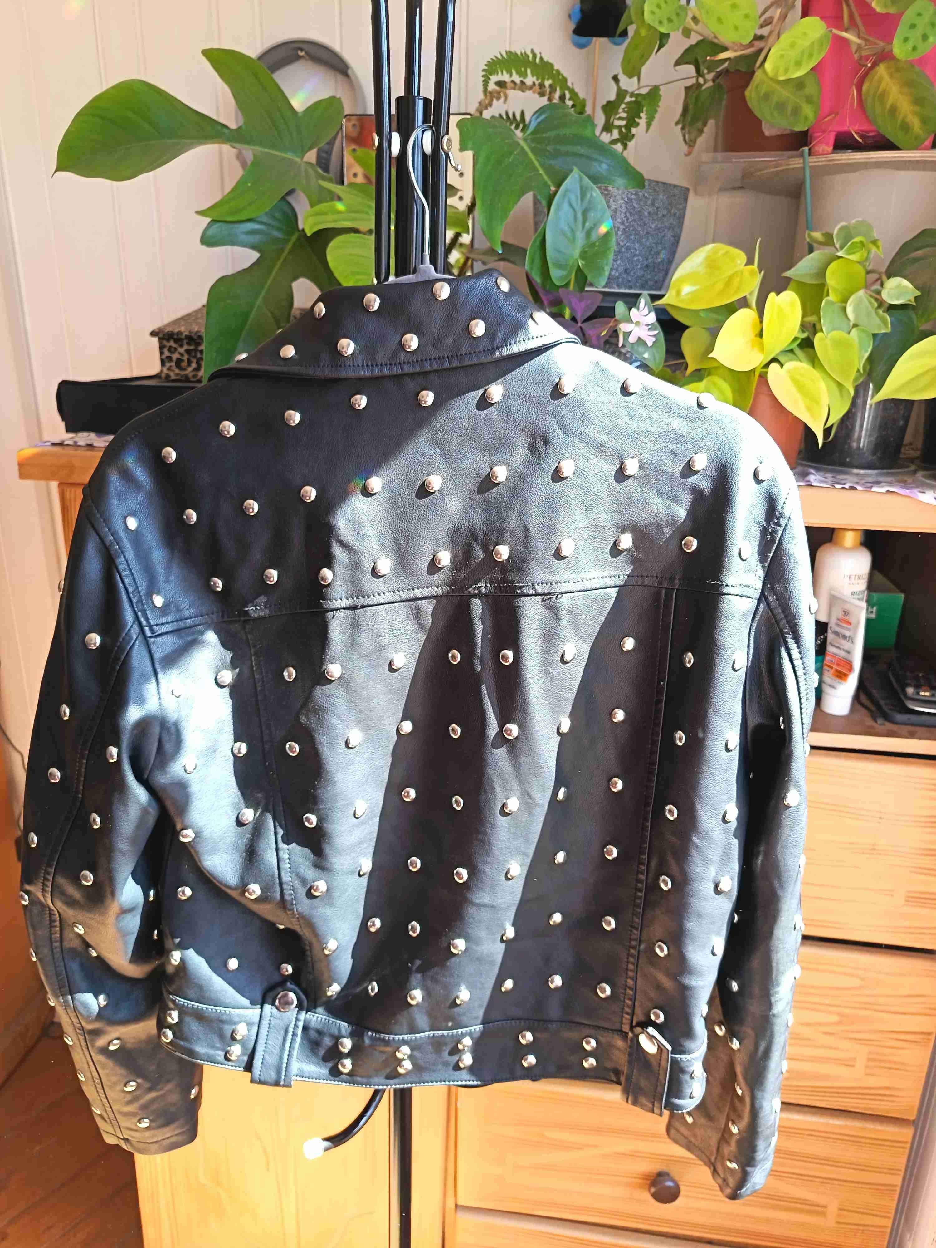 Chaqueta negra con tachas - miniatura 3