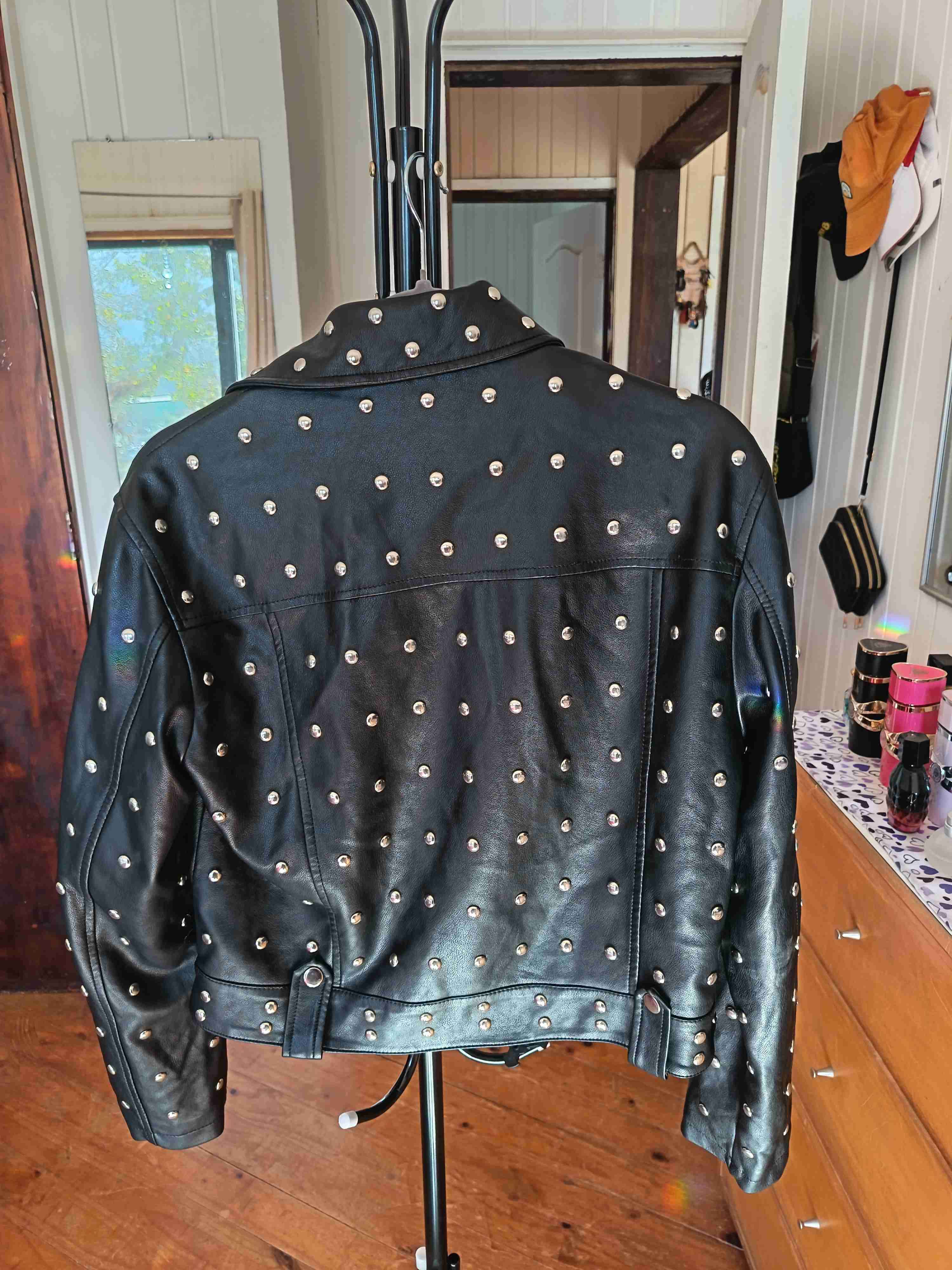 Chaqueta negra con tachas - miniatura 4