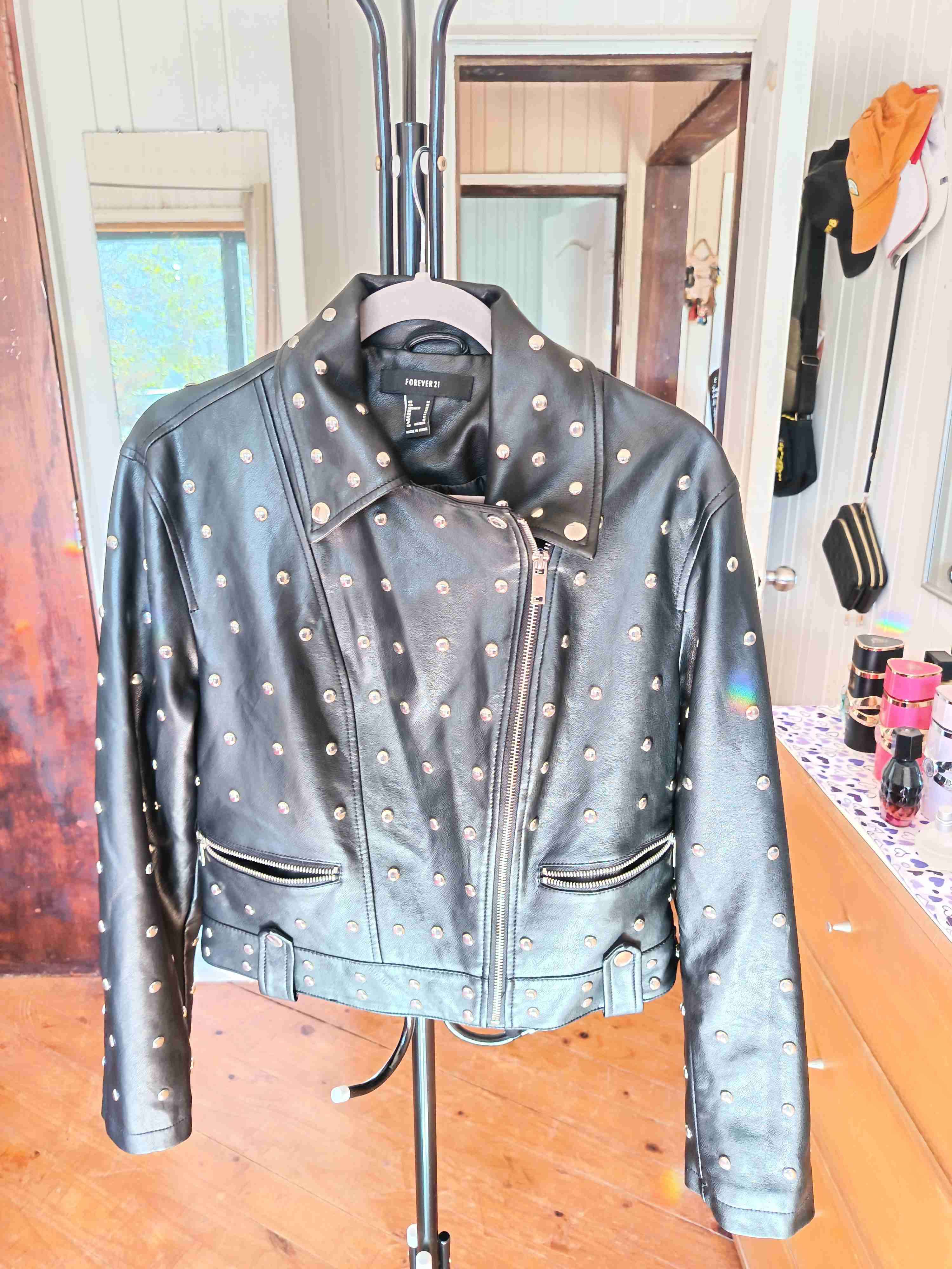 Chaqueta negra con tachas - miniatura 5