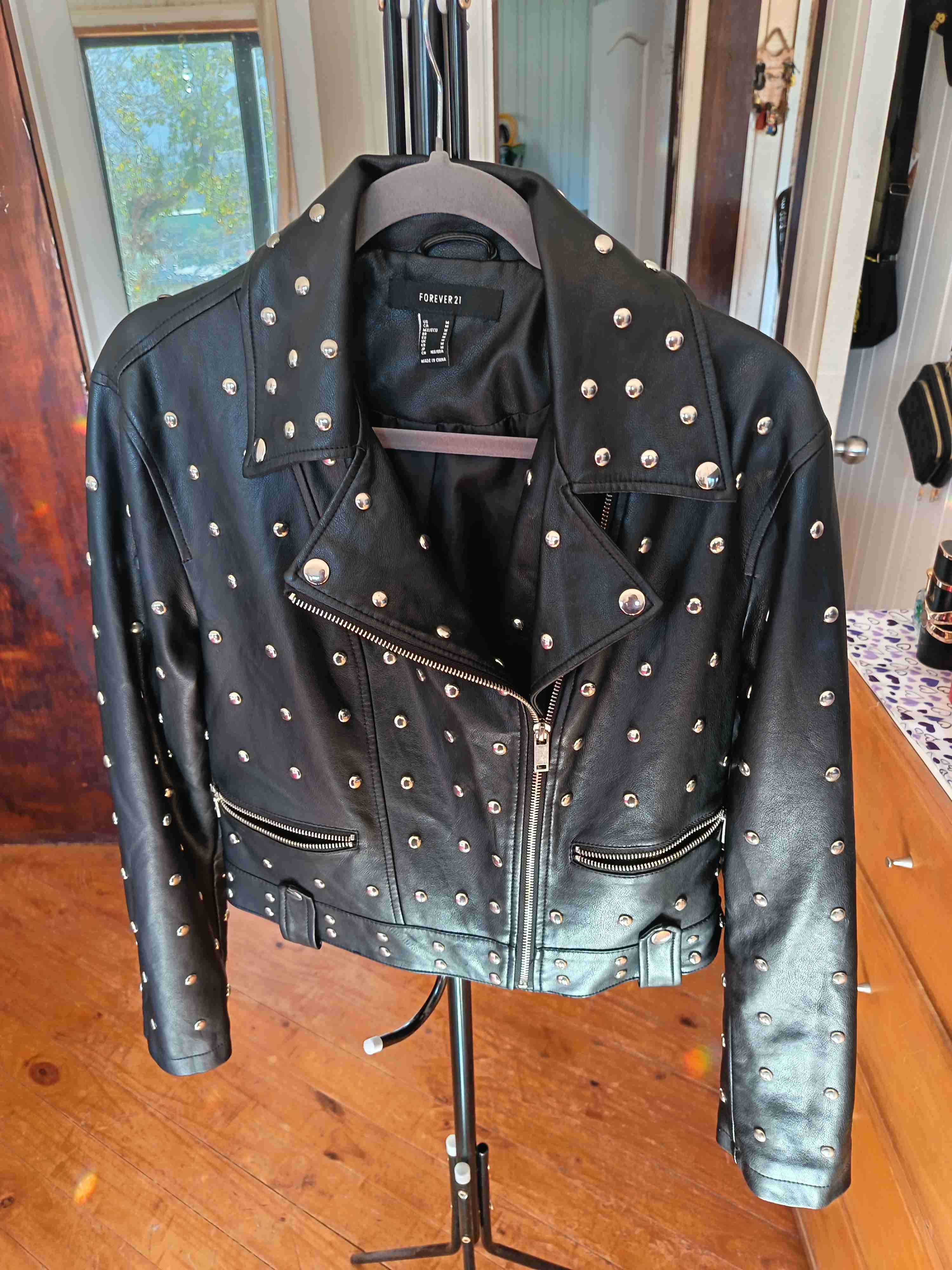 Chaqueta negra con tachas - miniatura 6