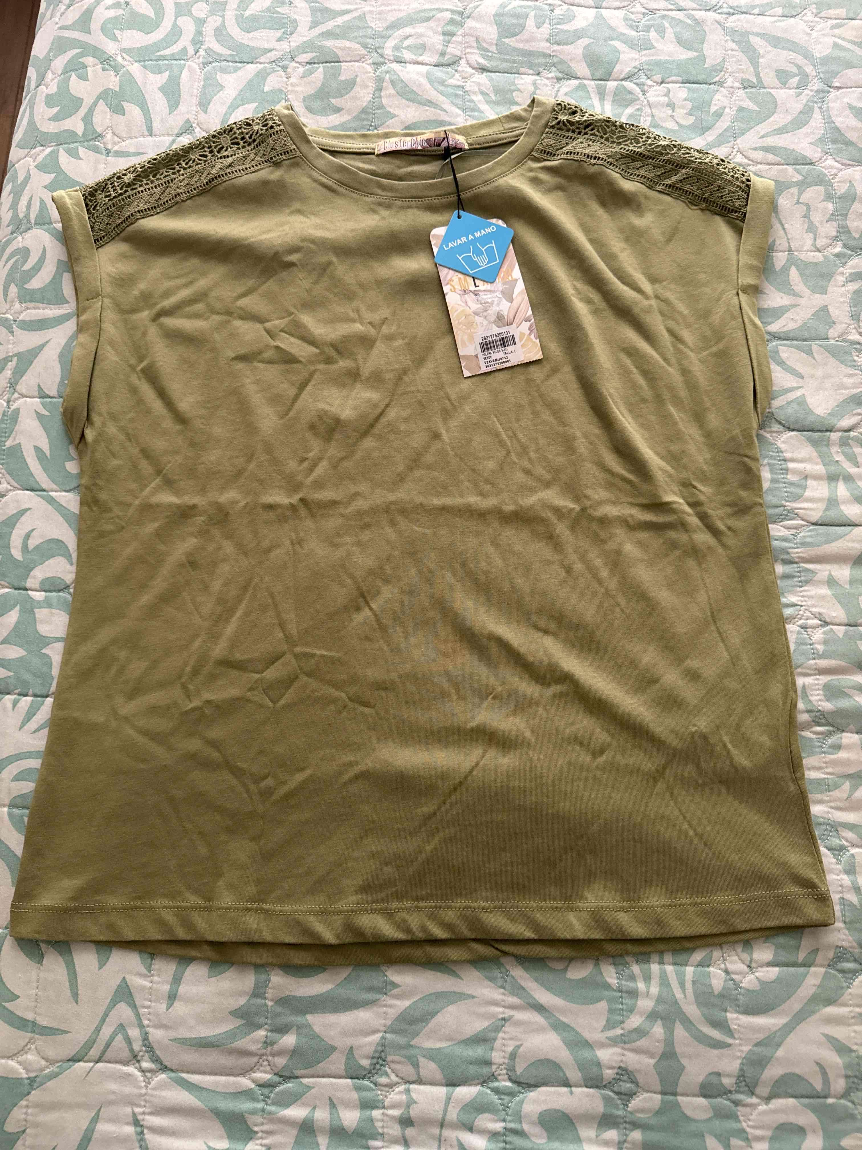 Polera verde con encaje