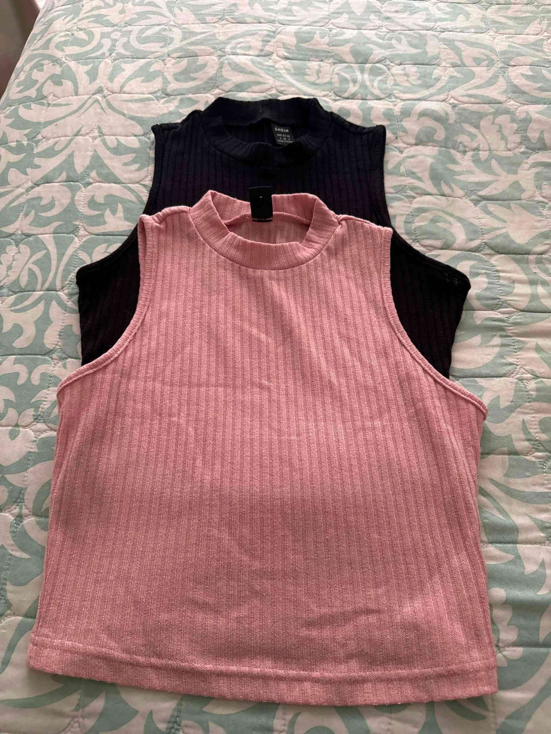 Poleras sin mangas rosada y negra