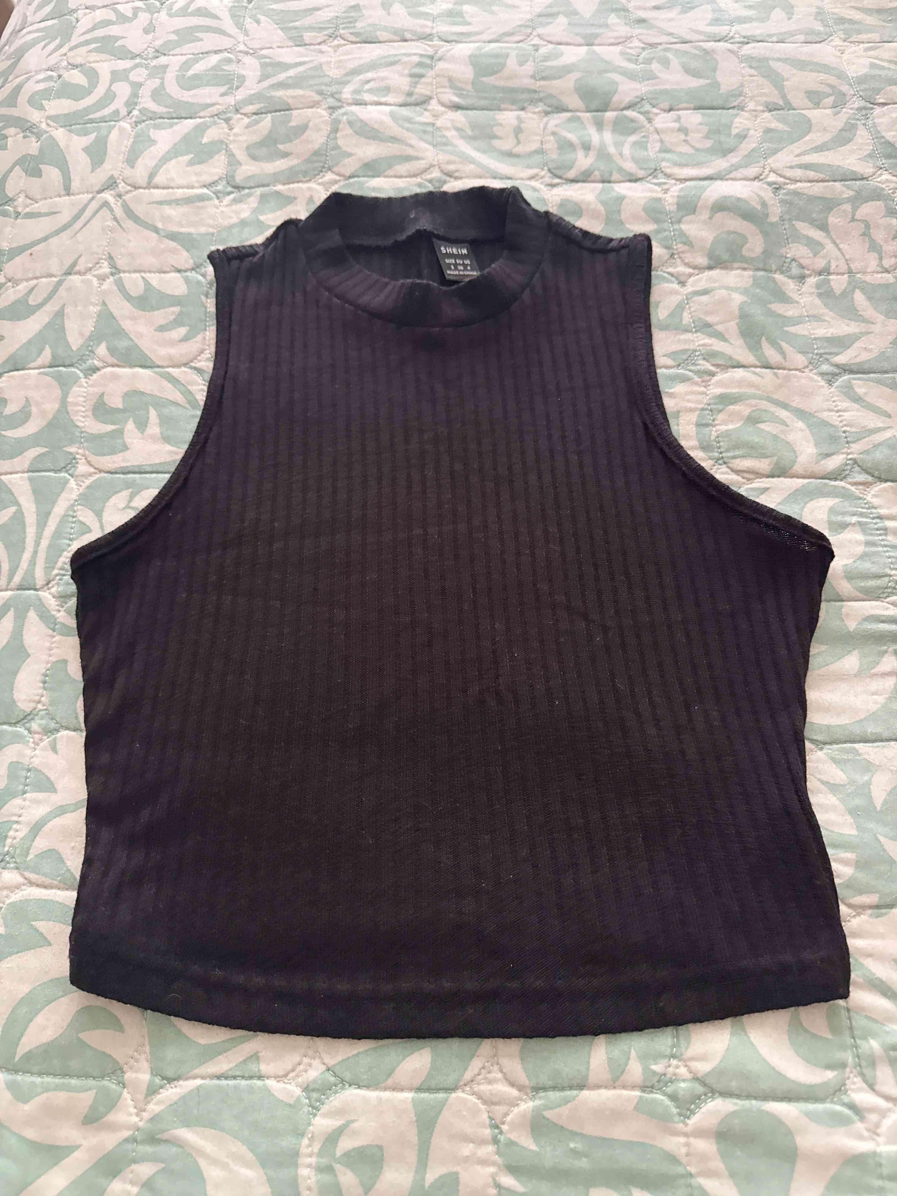 Poleras sin mangas rosada y negra - miniatura 2