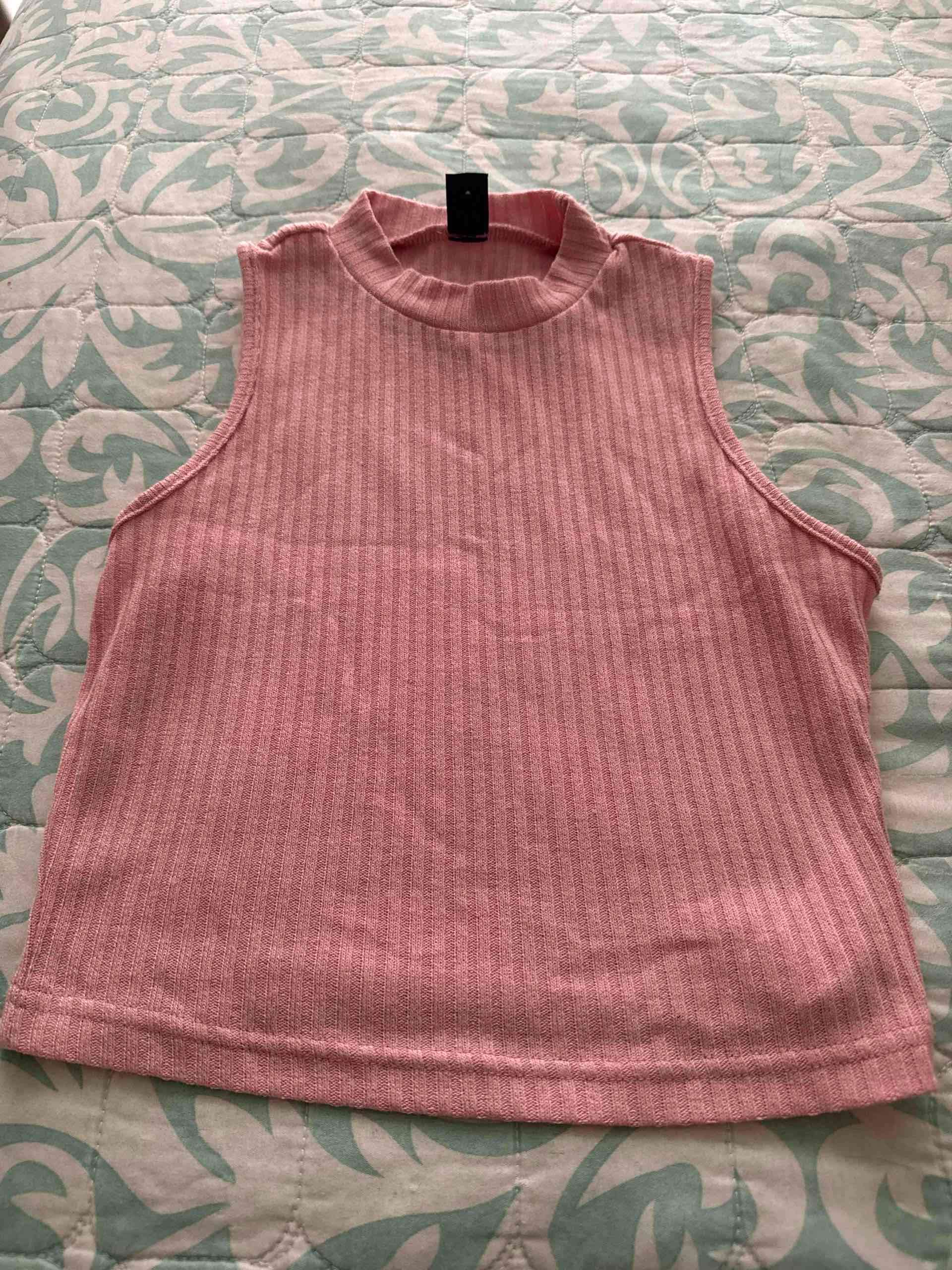 Poleras sin mangas rosada y negra - miniatura 3