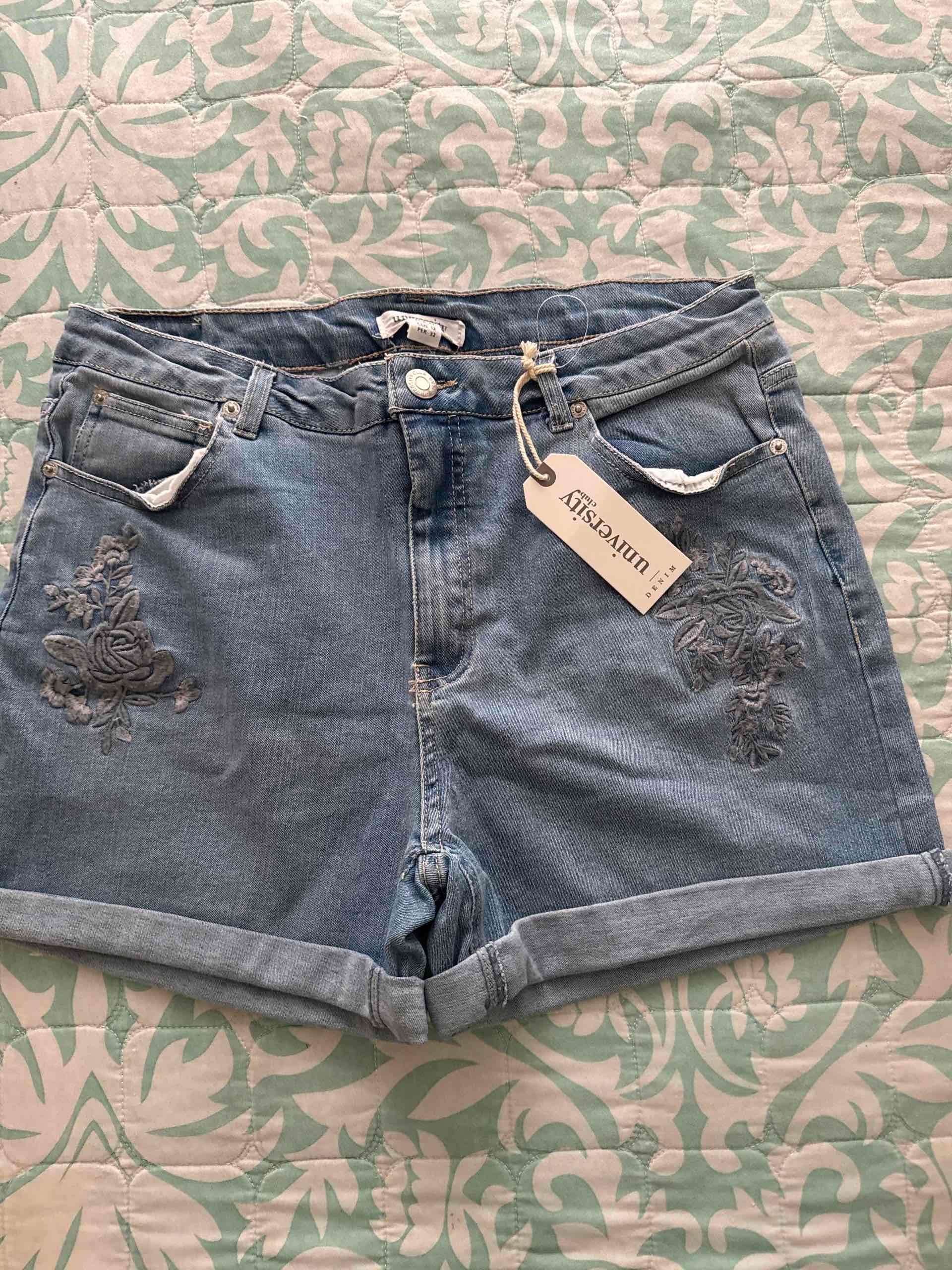 Shorts de mezclilla con bordado