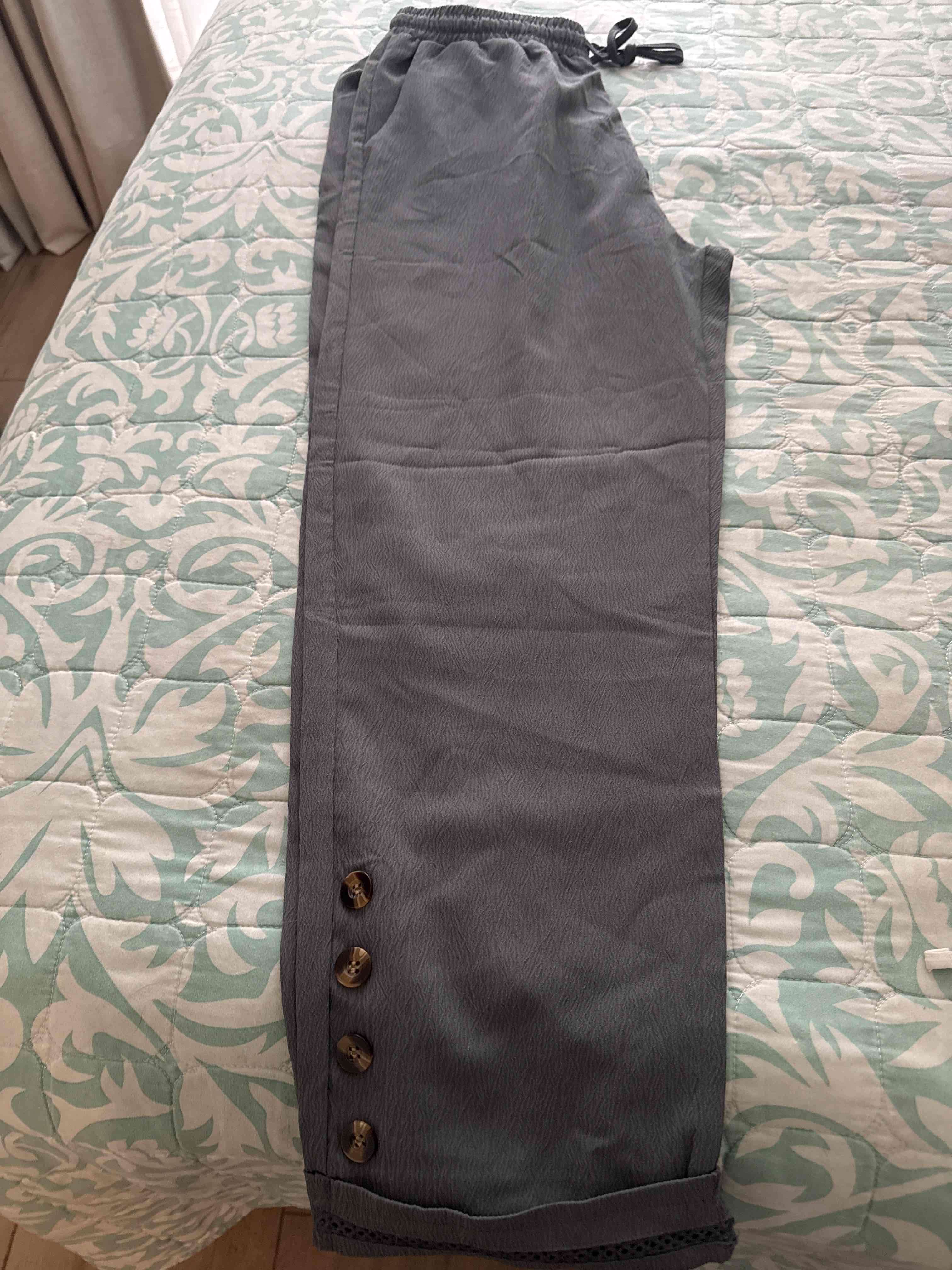 Pantalón gris con botones laterales
