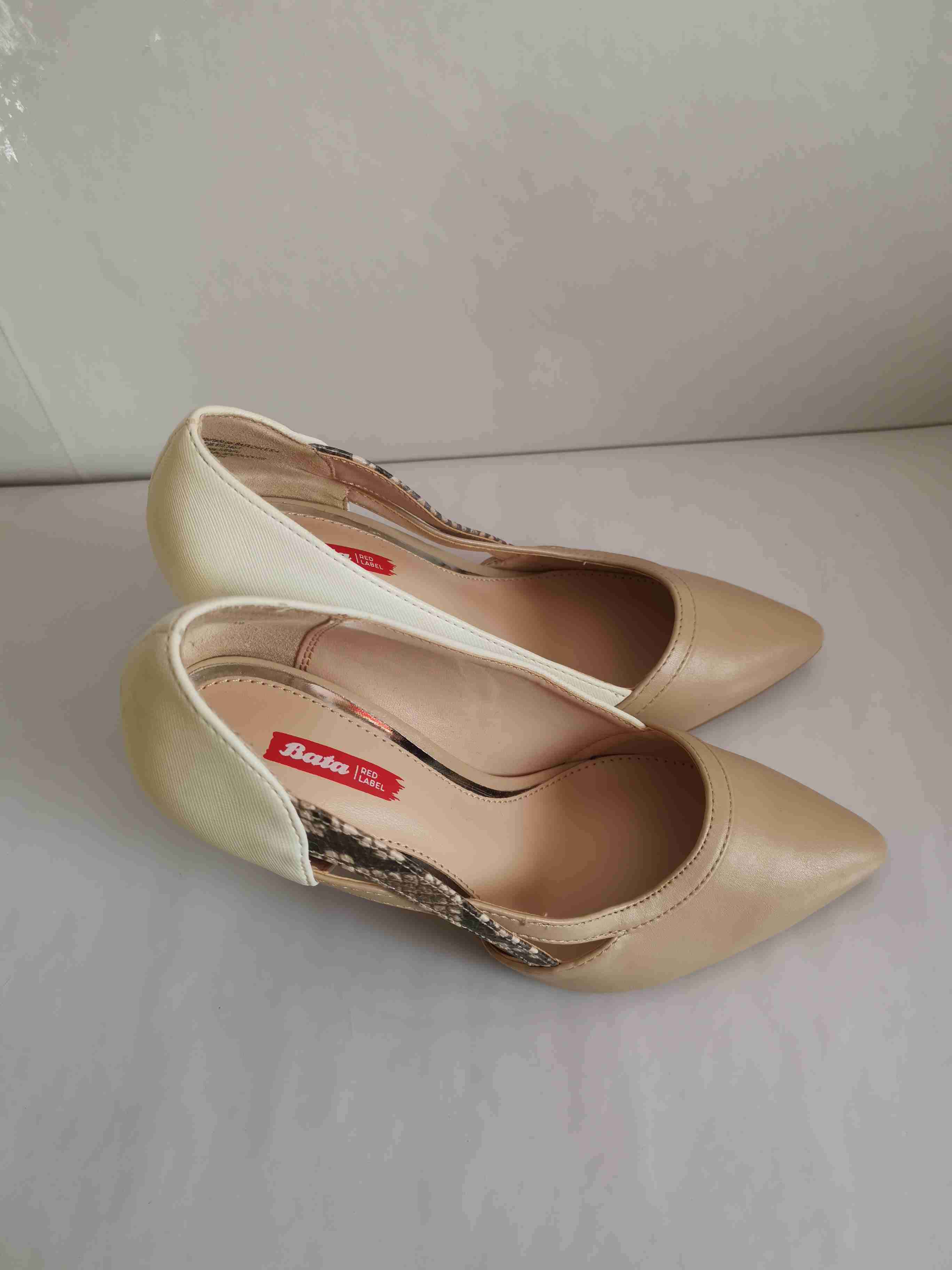 Zapatos de tacón beige Bata